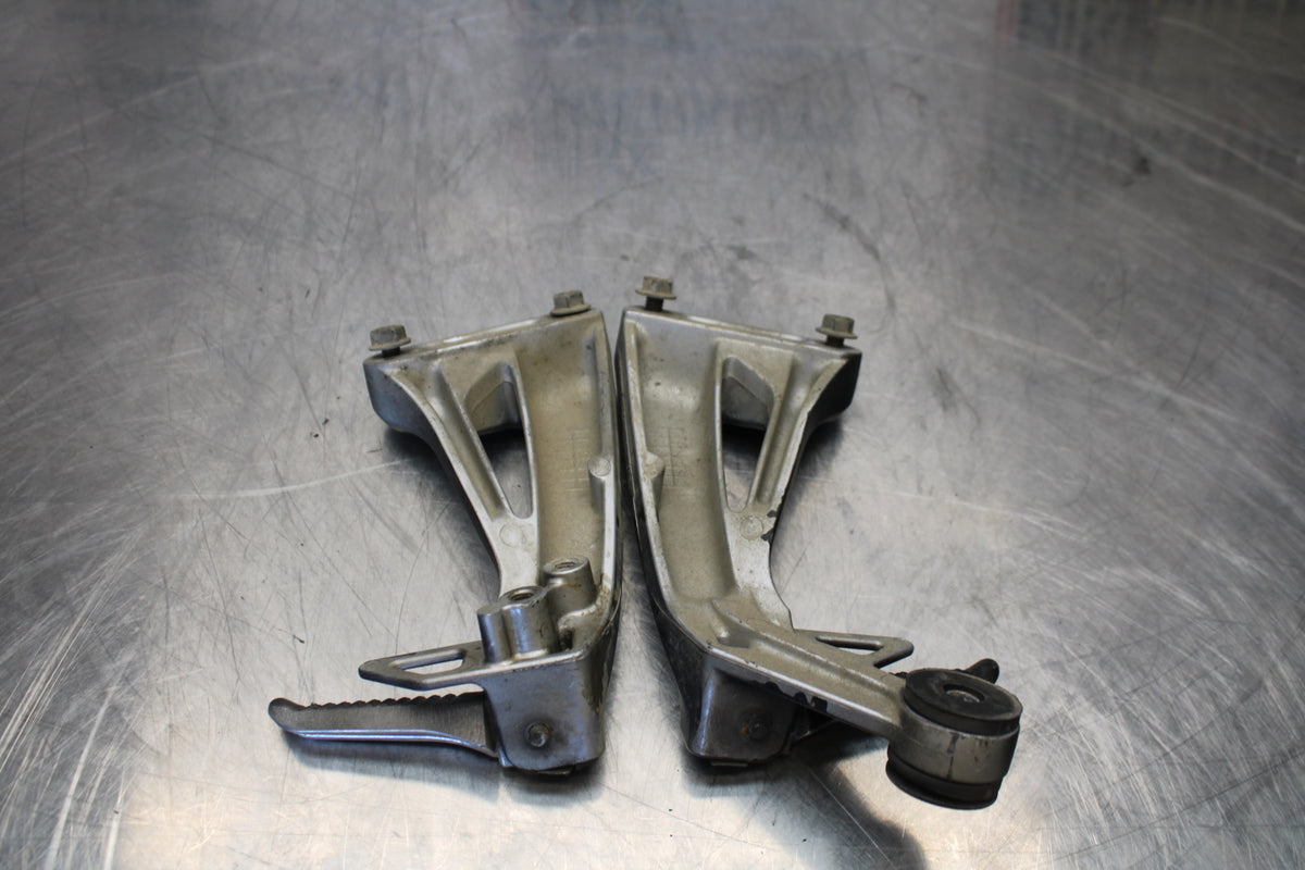00 SUZUKI SV650 REAR BACK PASSENGER PEG SET PAIR BB156