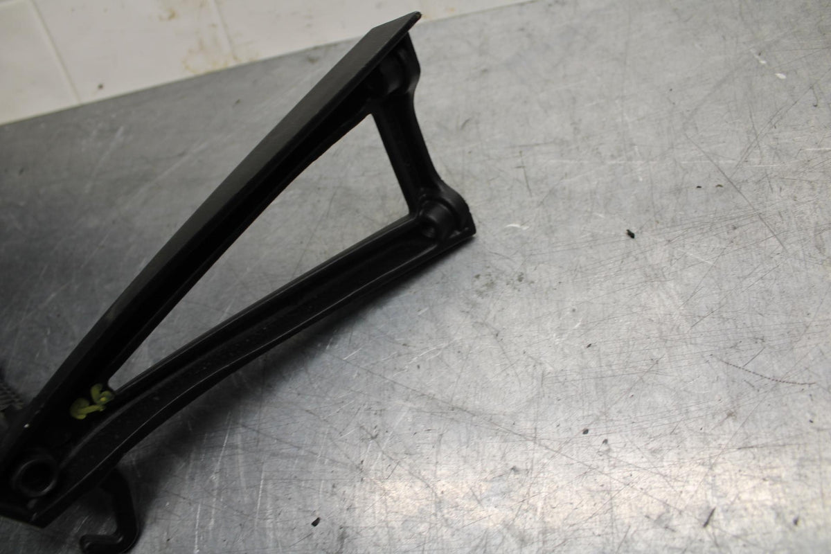 07 YAMAHA YZF R6 2c0 RIGHT REAR BACK PASSENGER PEG BB75