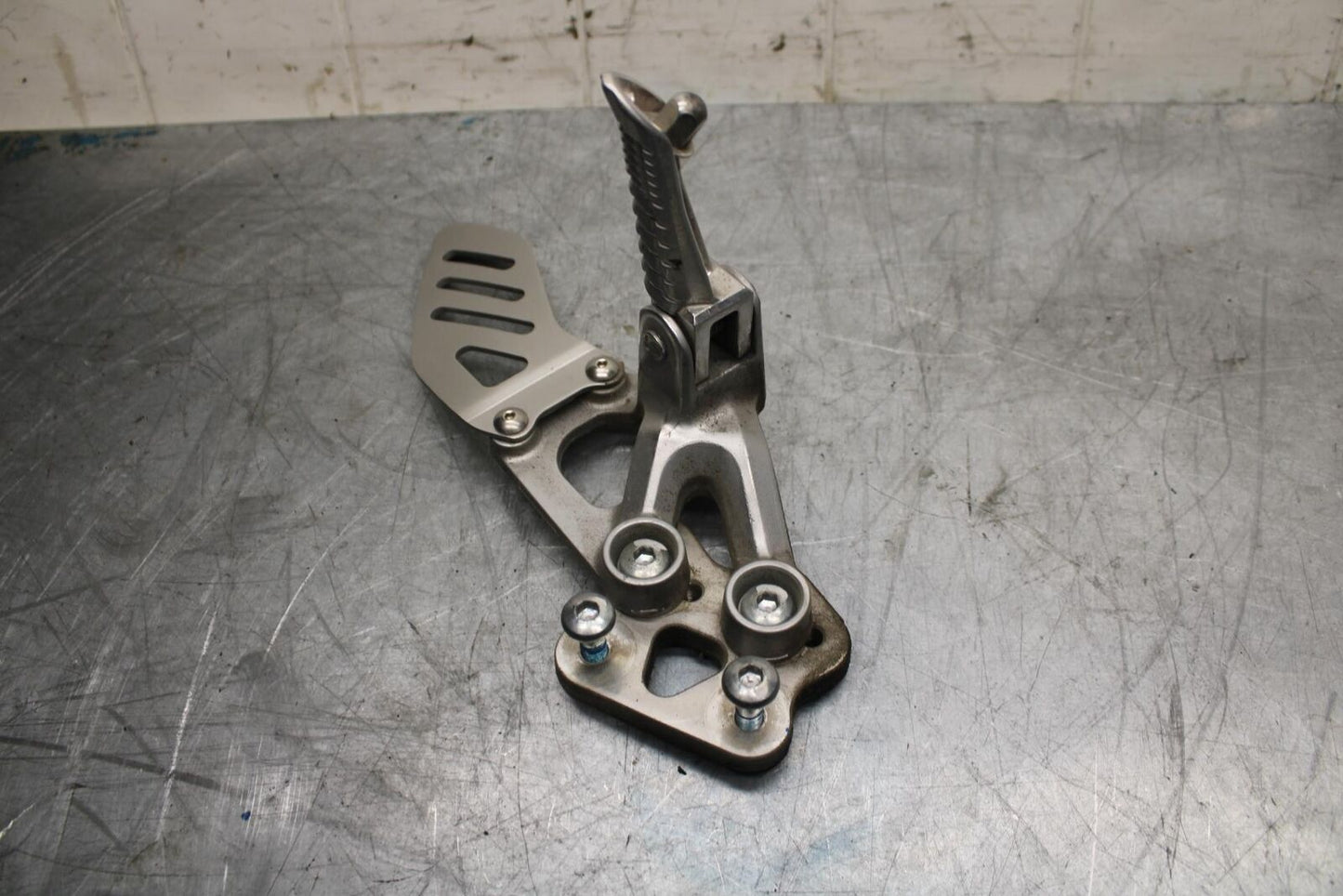 08-09 SUZUKI GSXR600 LEFT REARSET REAR SET DRIVER FOOT PEG REST STOP BB468