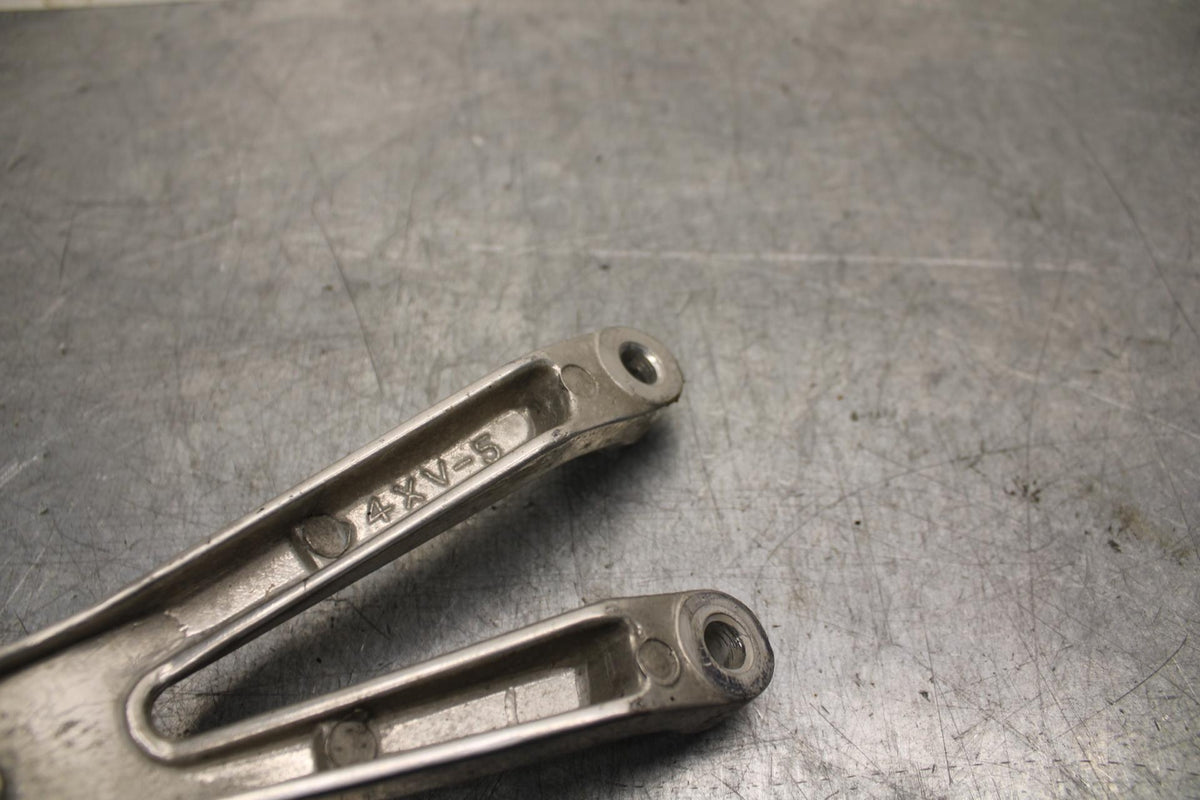 98-99 YAMAHA YZF R1 RIGHT  REAR FOOT PEG BRACKET EXHAUST BB74
