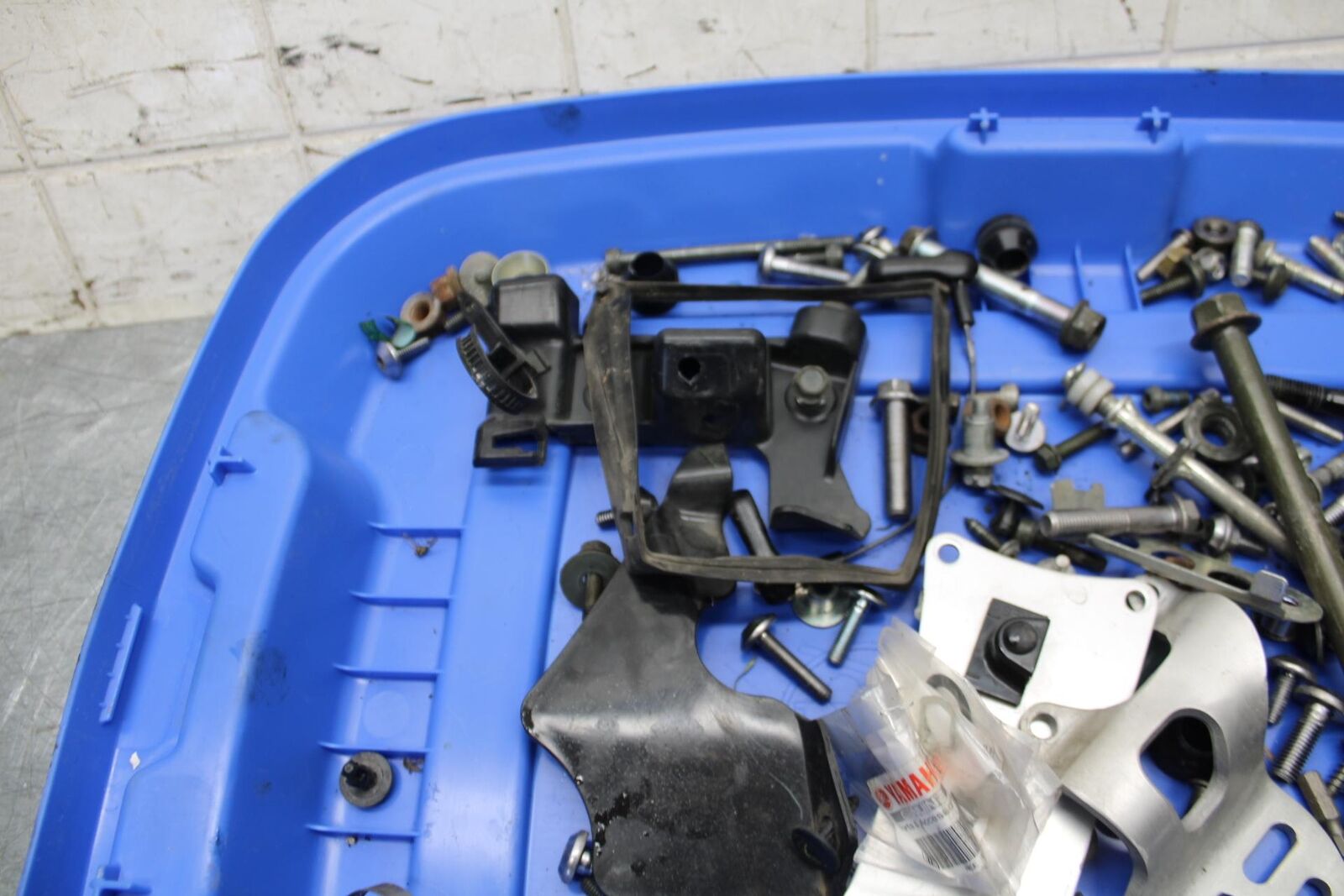 2007 Yamaha YZF R6 LEFTOVER MOUNTING BOLTS HARDWARE MOTOR SCREWS BB525