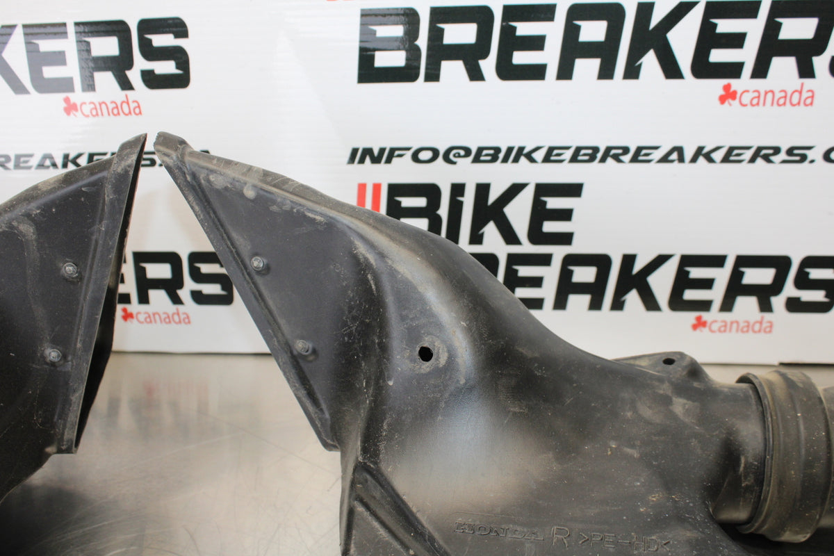 05-06 HONDA CBR600RR RIGHT LEFT AIR INTAKE DUCTS BB149