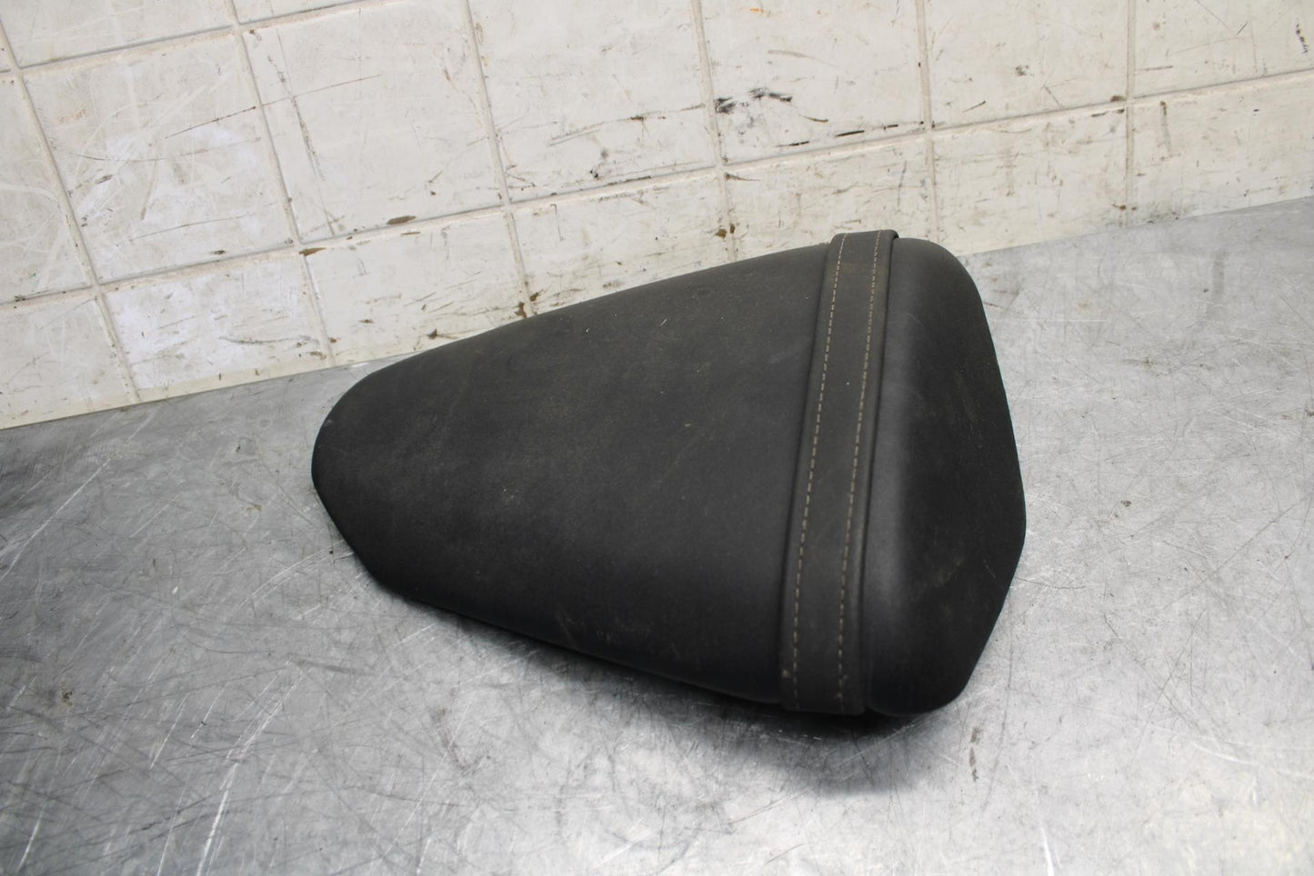 2008 Kawasaki Ninja ZX10R  REAR BACK PASSENGER TANDEM SEAT PAD SADDLE BB524