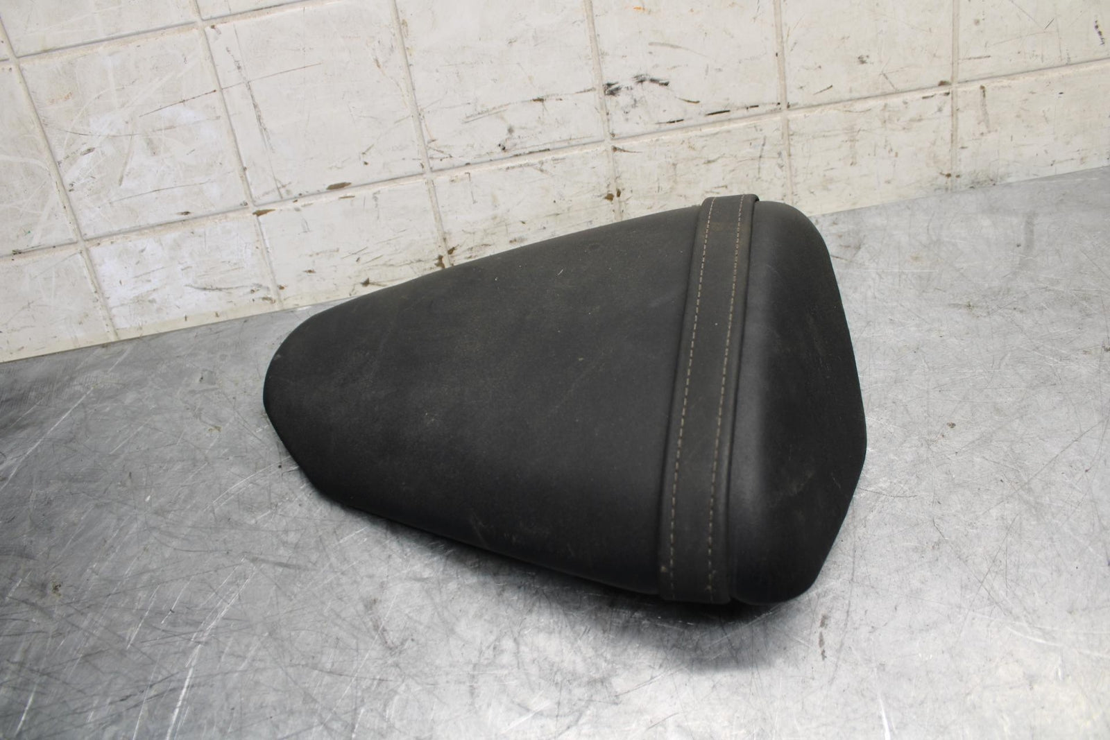 2008 Kawasaki Ninja ZX10R  REAR BACK PASSENGER TANDEM SEAT PAD SADDLE BB524