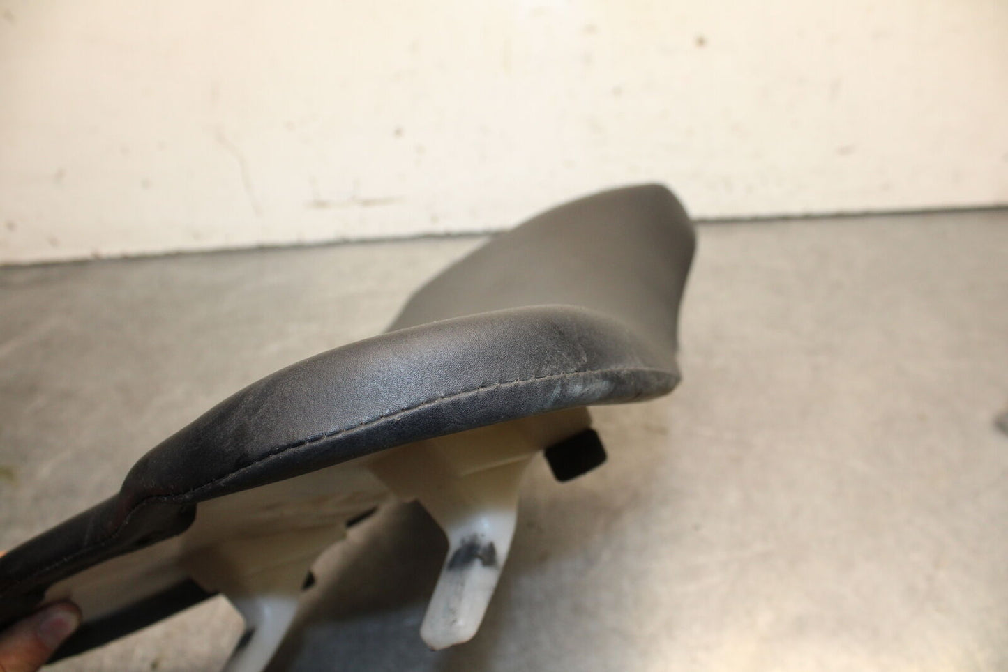 06-07 SUZUKI GSXR750 FRONT DRIVERS SEAT PAD SADDLE PILLION 45100-01H00-6BY BB670