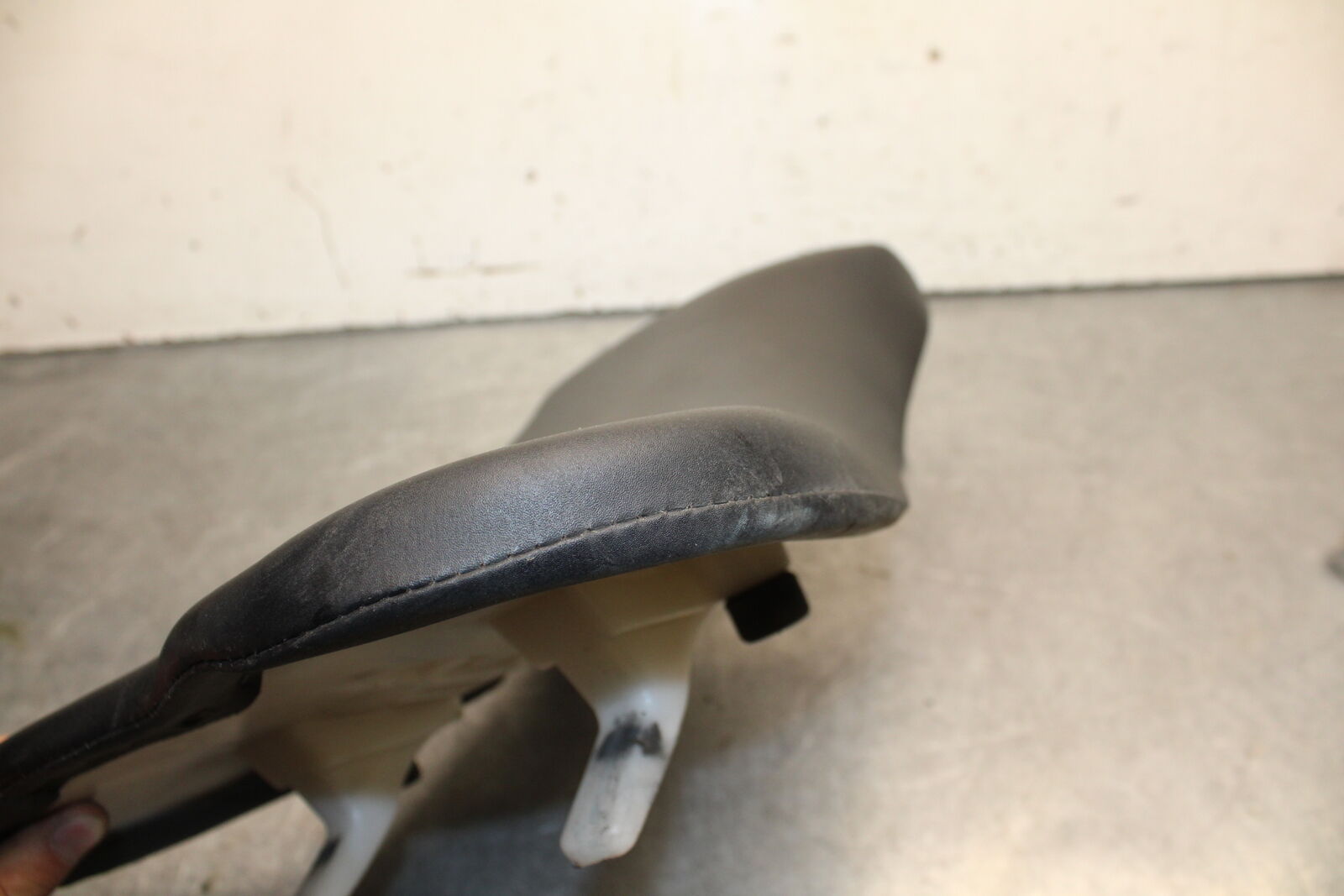 06-07 SUZUKI GSXR750 FRONT DRIVERS SEAT PAD SADDLE PILLION 45100-01H00-6BY BB670
