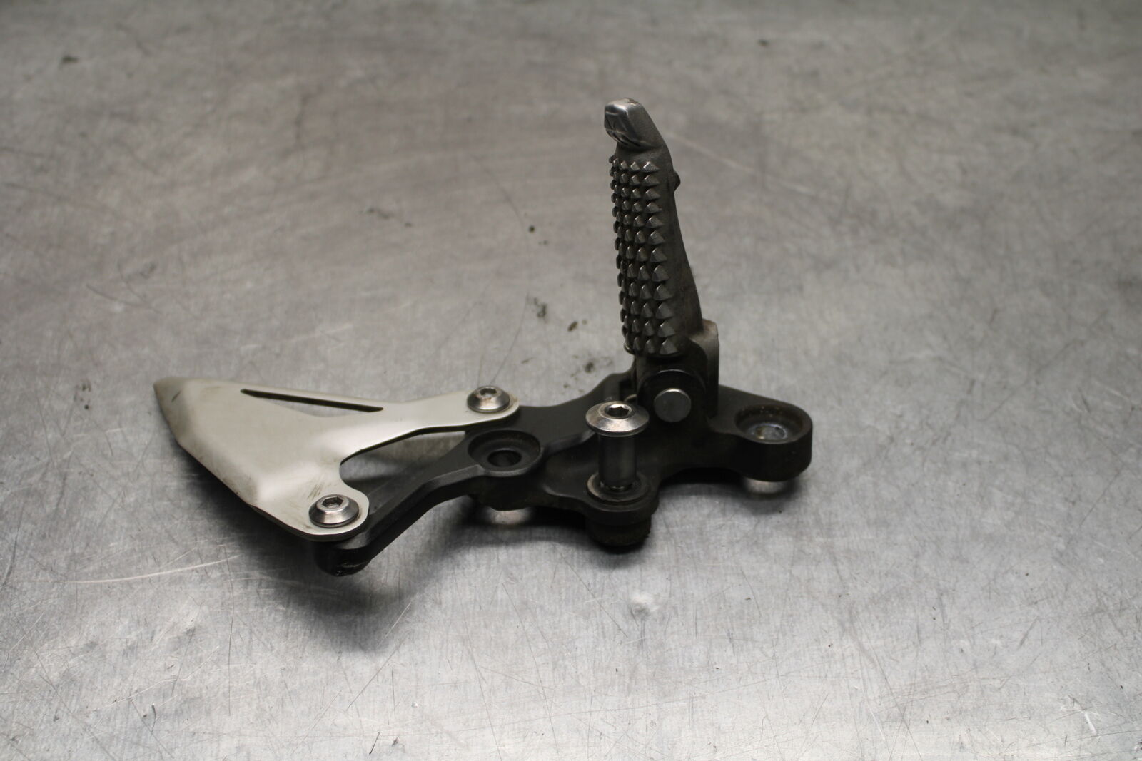 19-22 KAWASAKI Z400 LEFT REARSET REAR SET DRIVER FOOT PEG REST STOP BB738