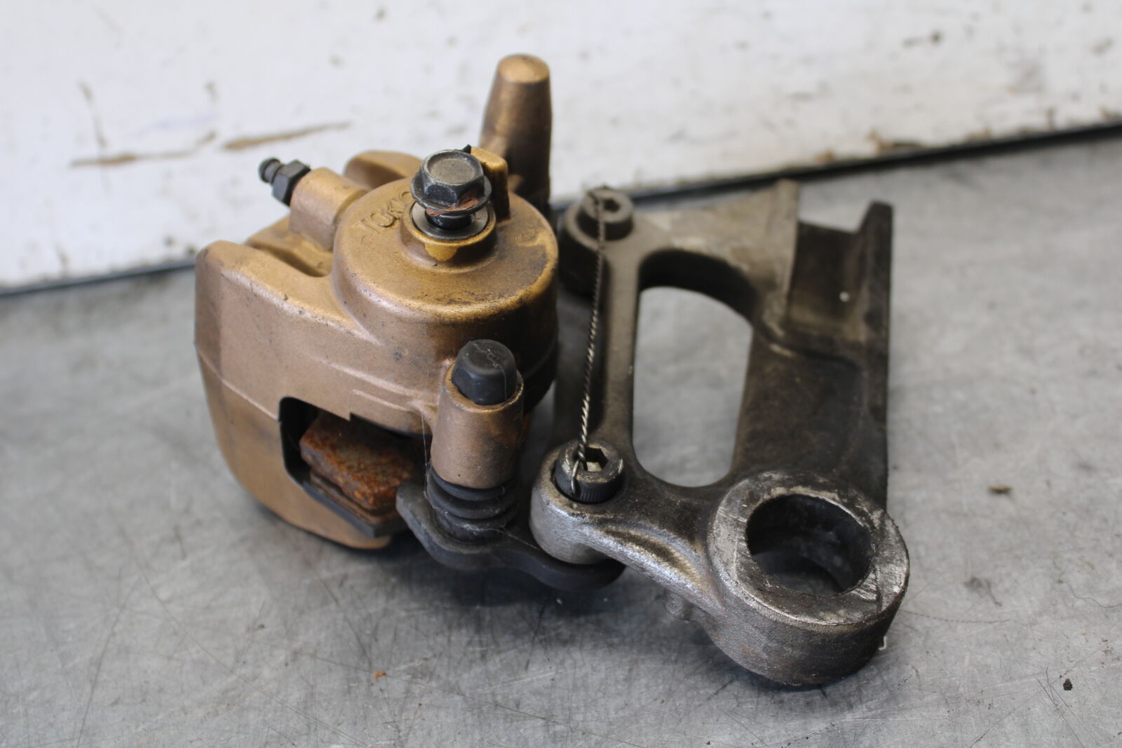 03-04 KAWASAKI NINJA ZX6RR REAR BACK BRAKE CALIPER W MOUNT BRACKET BB684