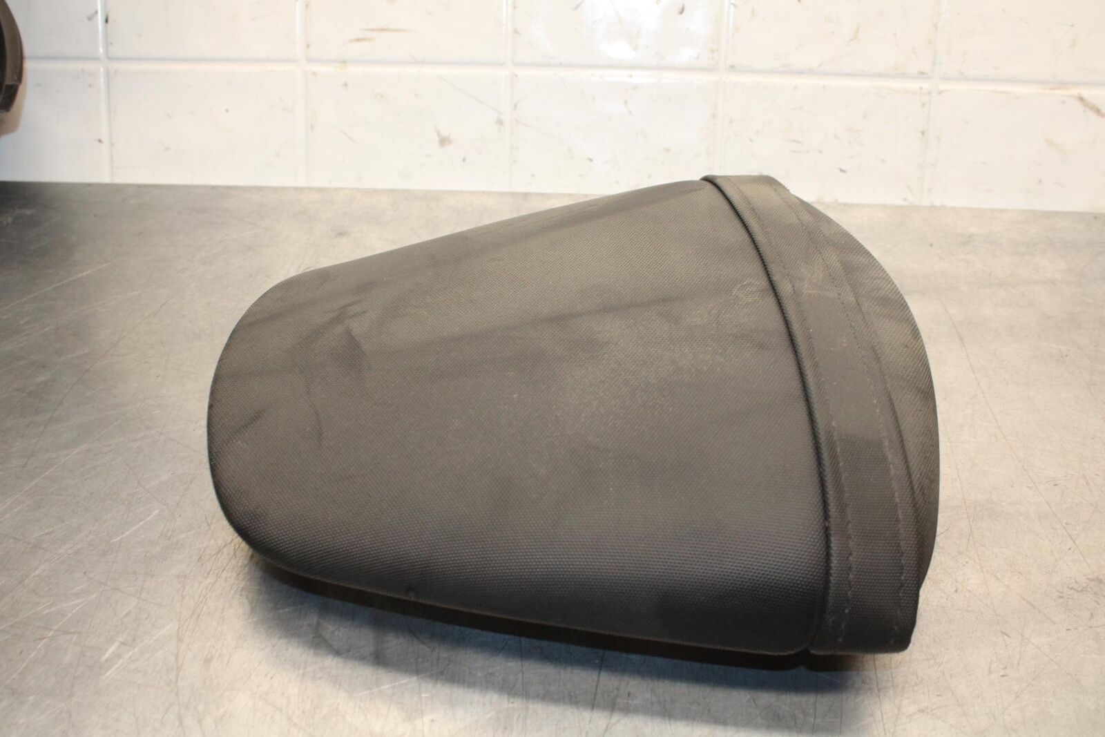 2015 Suzuki GSXR750 REAR BACK PASSENGER TANDEM SEAT PAD SADDLE  BB595