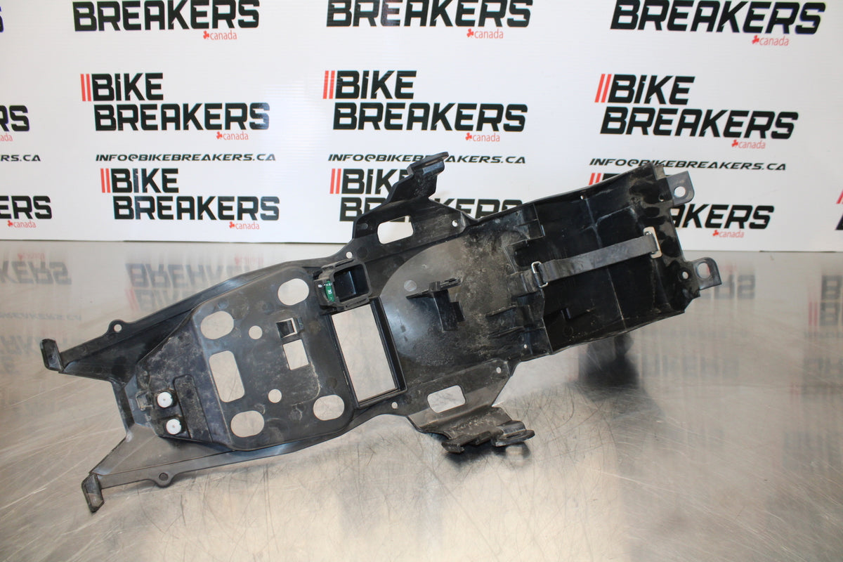 23 YAMAHA YZF R3 REAR BACK TAIL UNDERTAIL BATTERY TRAY PLASTIC BB147