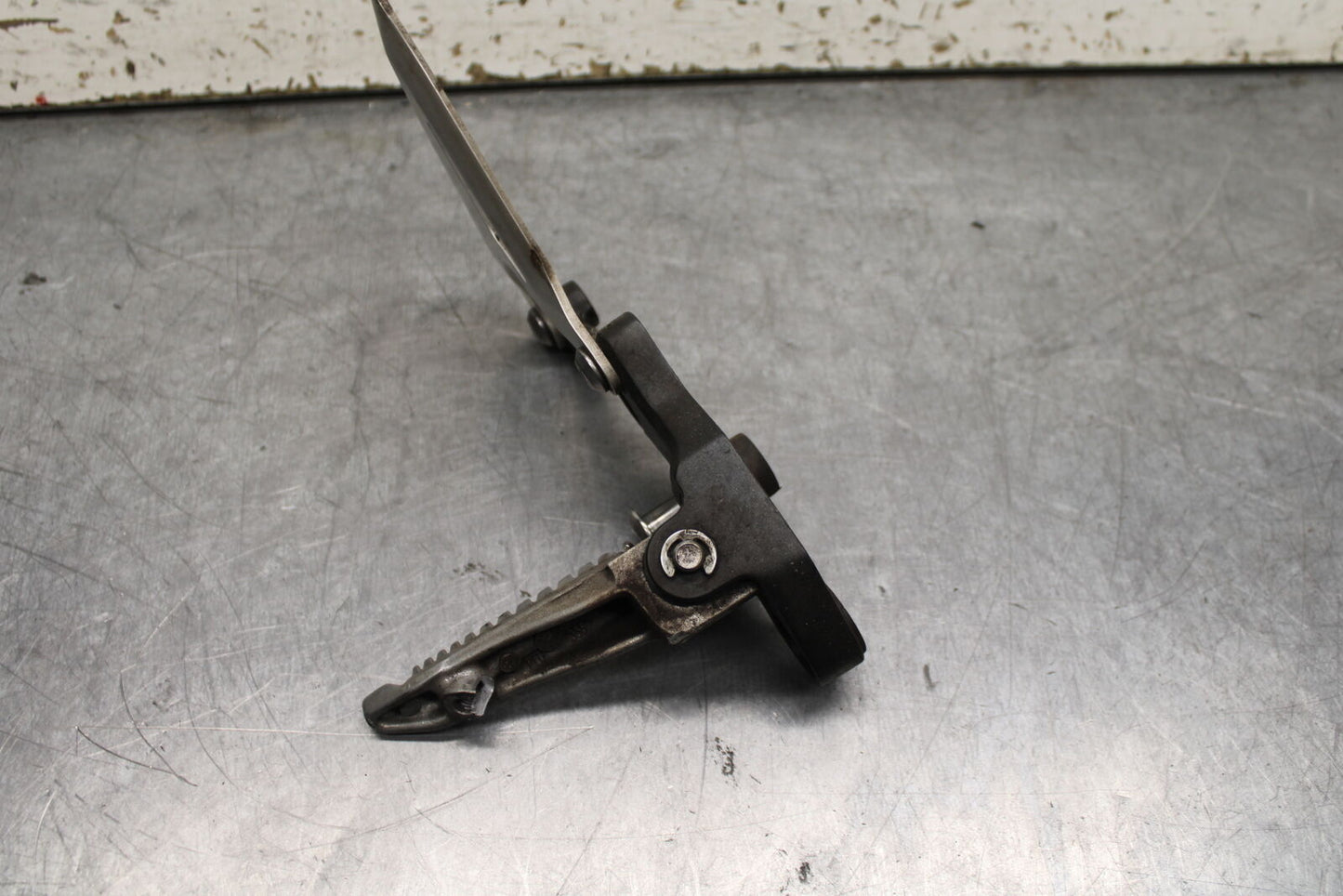 19-22 KAWASAKI Z400 LEFT REARSET REAR SET DRIVER FOOT PEG REST STOP BB738