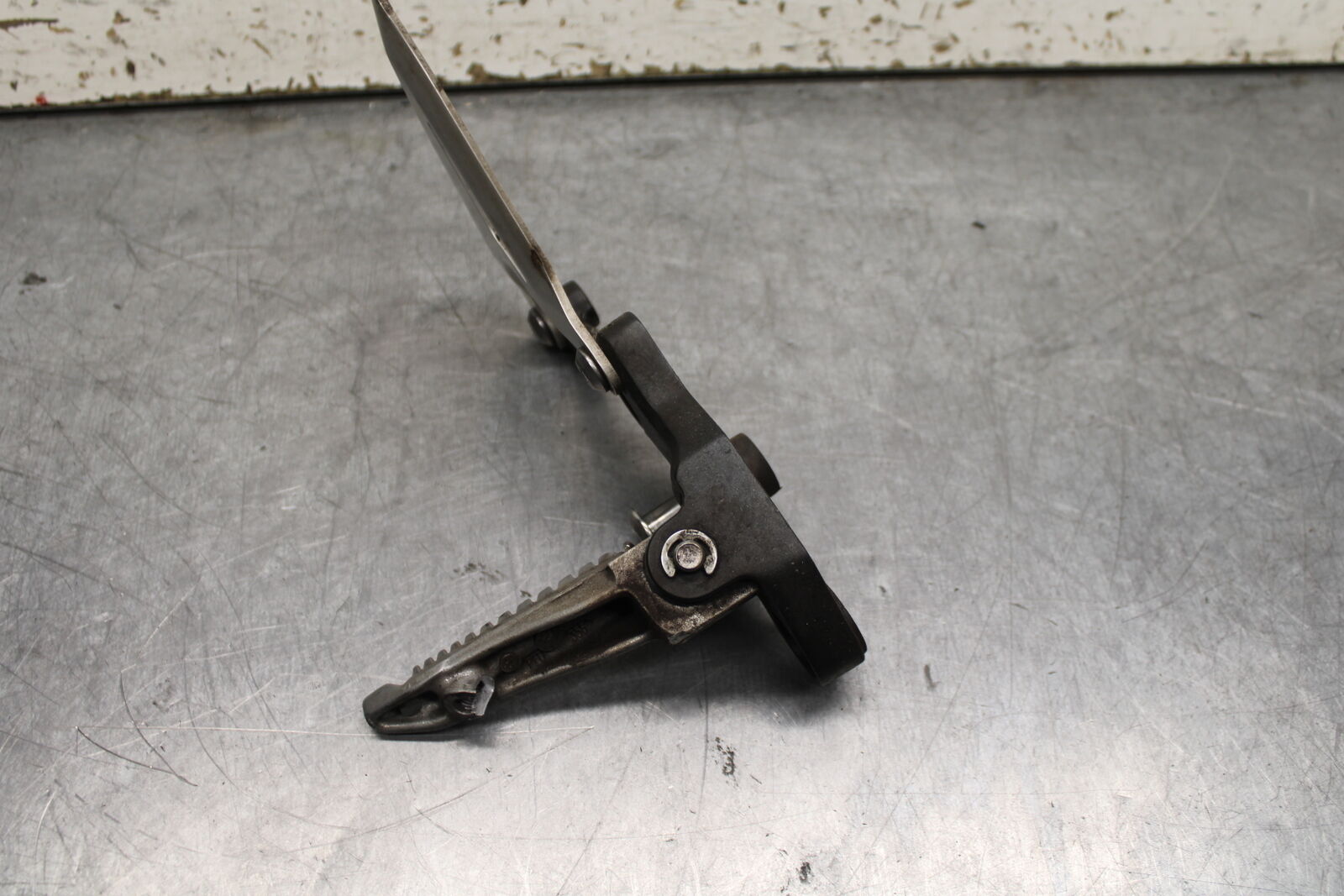 19-22 KAWASAKI Z400 LEFT REARSET REAR SET DRIVER FOOT PEG REST STOP BB738