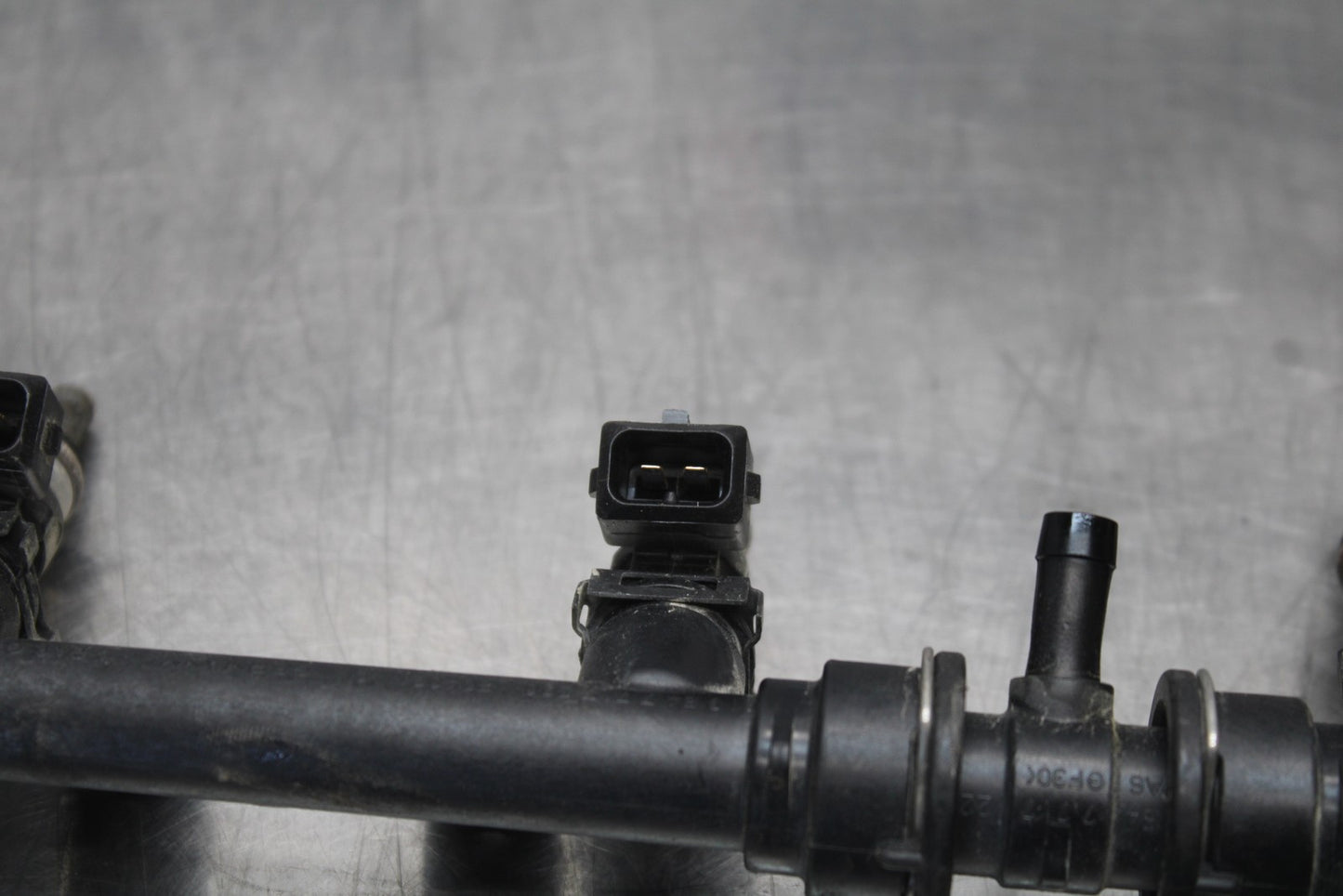 12-14 BMW S1000RR SECONDARY FUEL INJECTORS TOP AIRBOX GAS RAIL BB204