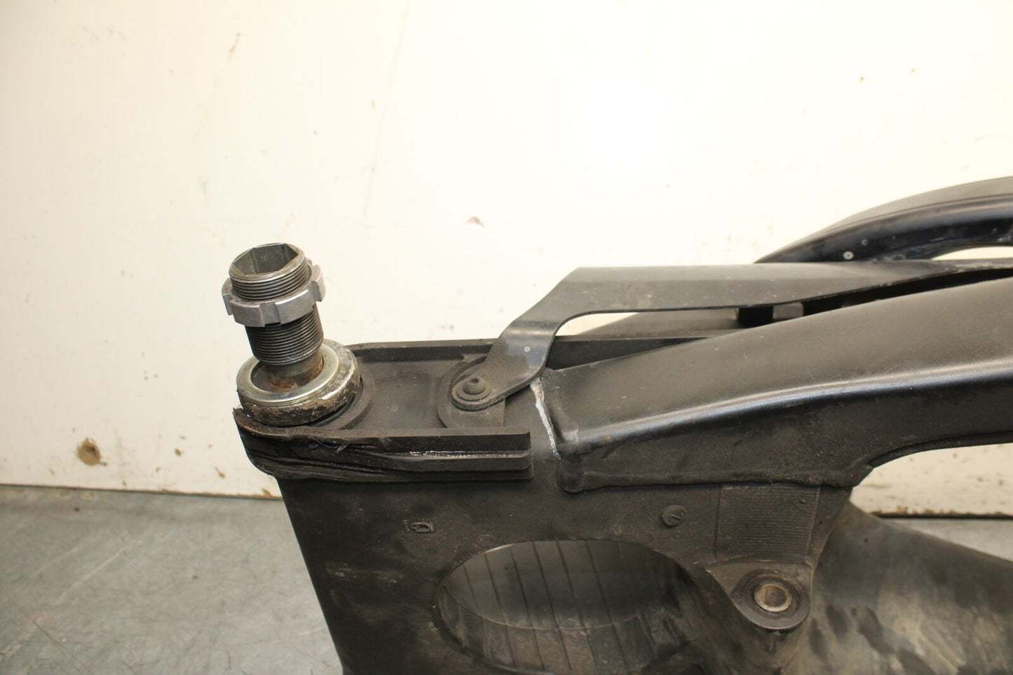06 YAMAHA YZF R6 REAR SWINGARM BACK SUSPENSION SWING ARM BB716