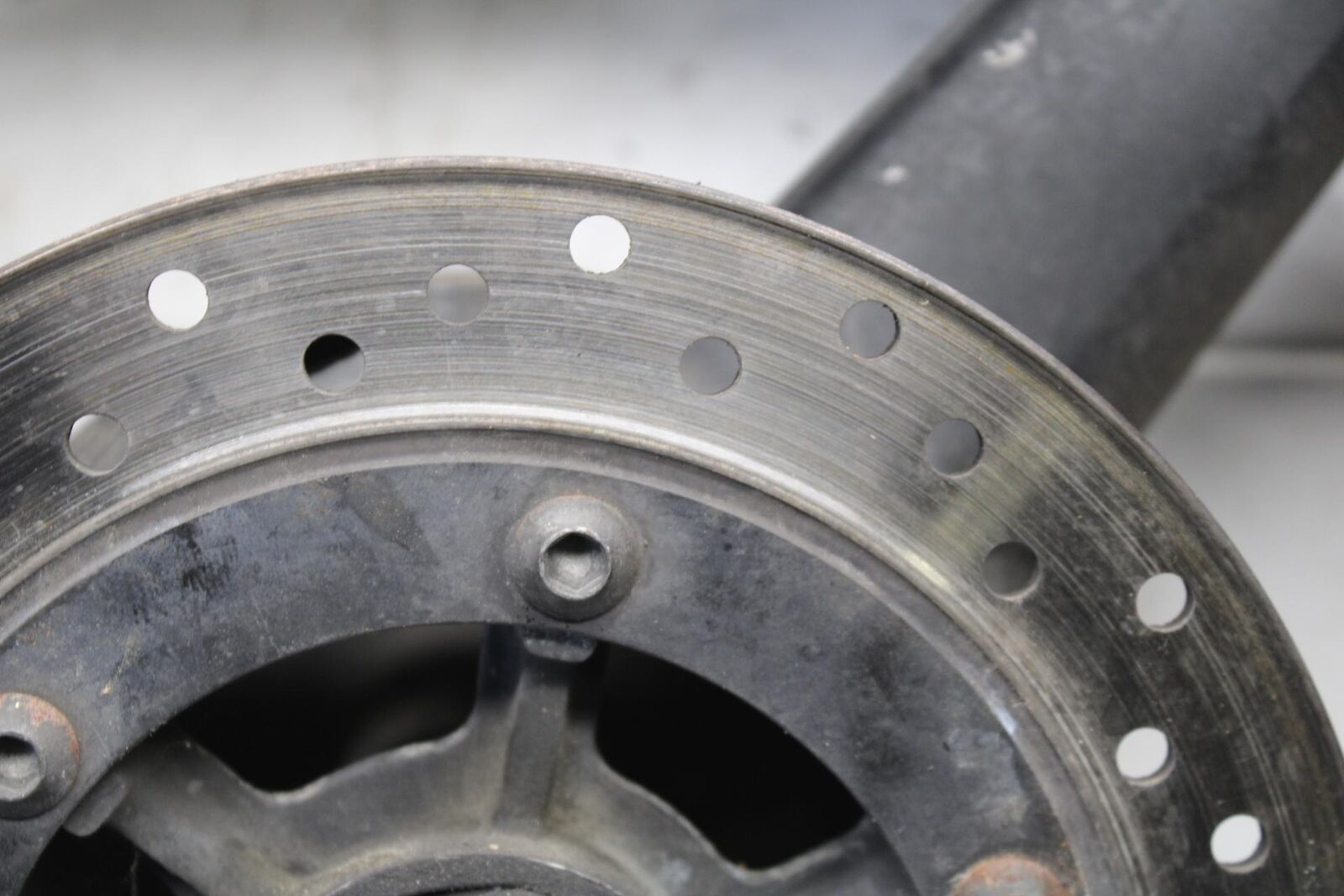 2000 Yamaha YZF R6 REAR ROTOR BACK BRAKE DISC AND REAR WHEEL BB558