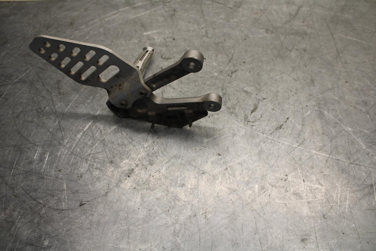 2007 Yamaha YZF R6 LEFT REARSET REAR SET DRIVER FOOT PEG REST STOP BB525
