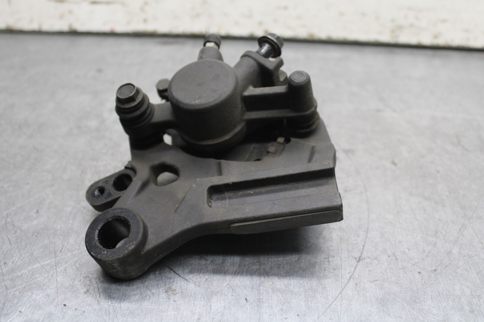 15-17 YAMAHA YZF R3 REAR BACK BRAKE CALIPER W MOUNT BRACKET BB111