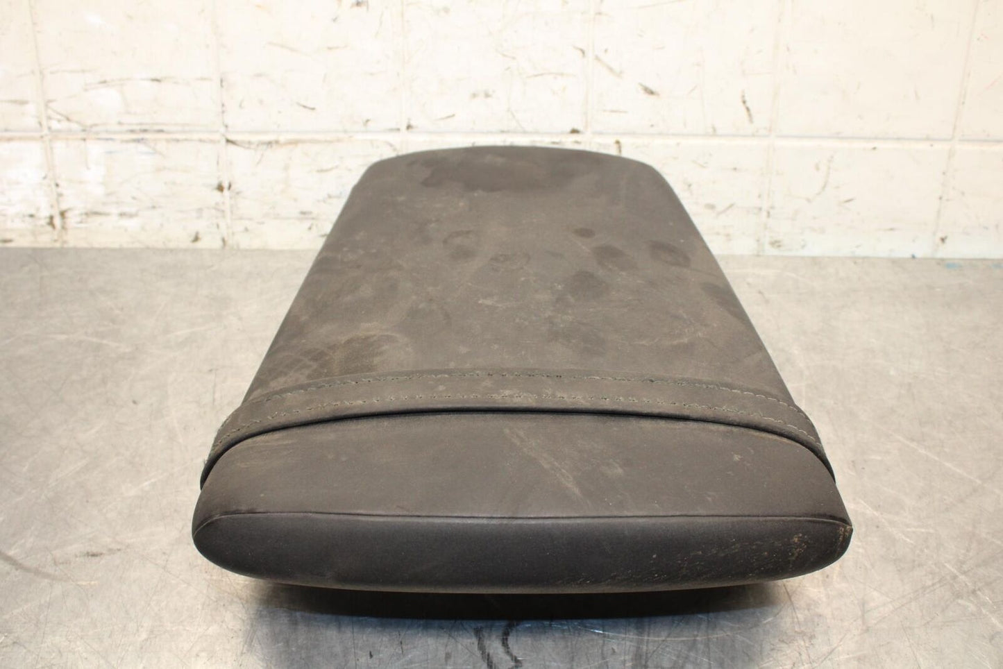 2000 Yamaha YZF R6 REAR BACK PASSENGER TANDEM SEAT PAD SADDLE PILLION BB558
