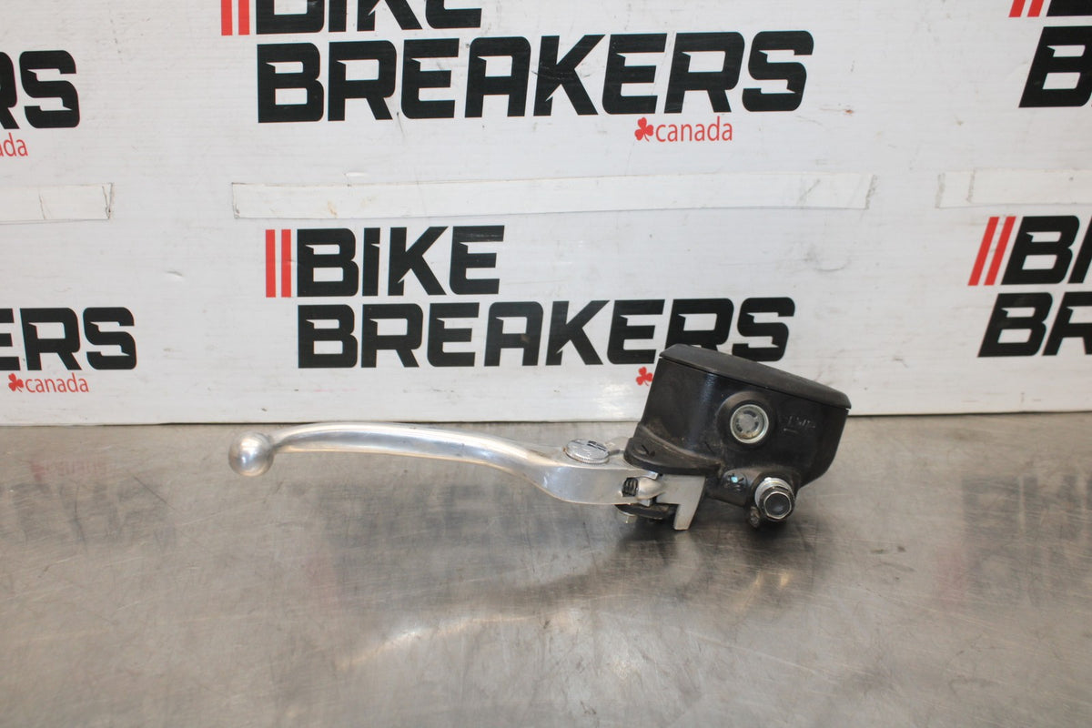 25 KAWASAKI Z900 FRONT BRAKE MASTER CYLINDER w/ LEVER BB928