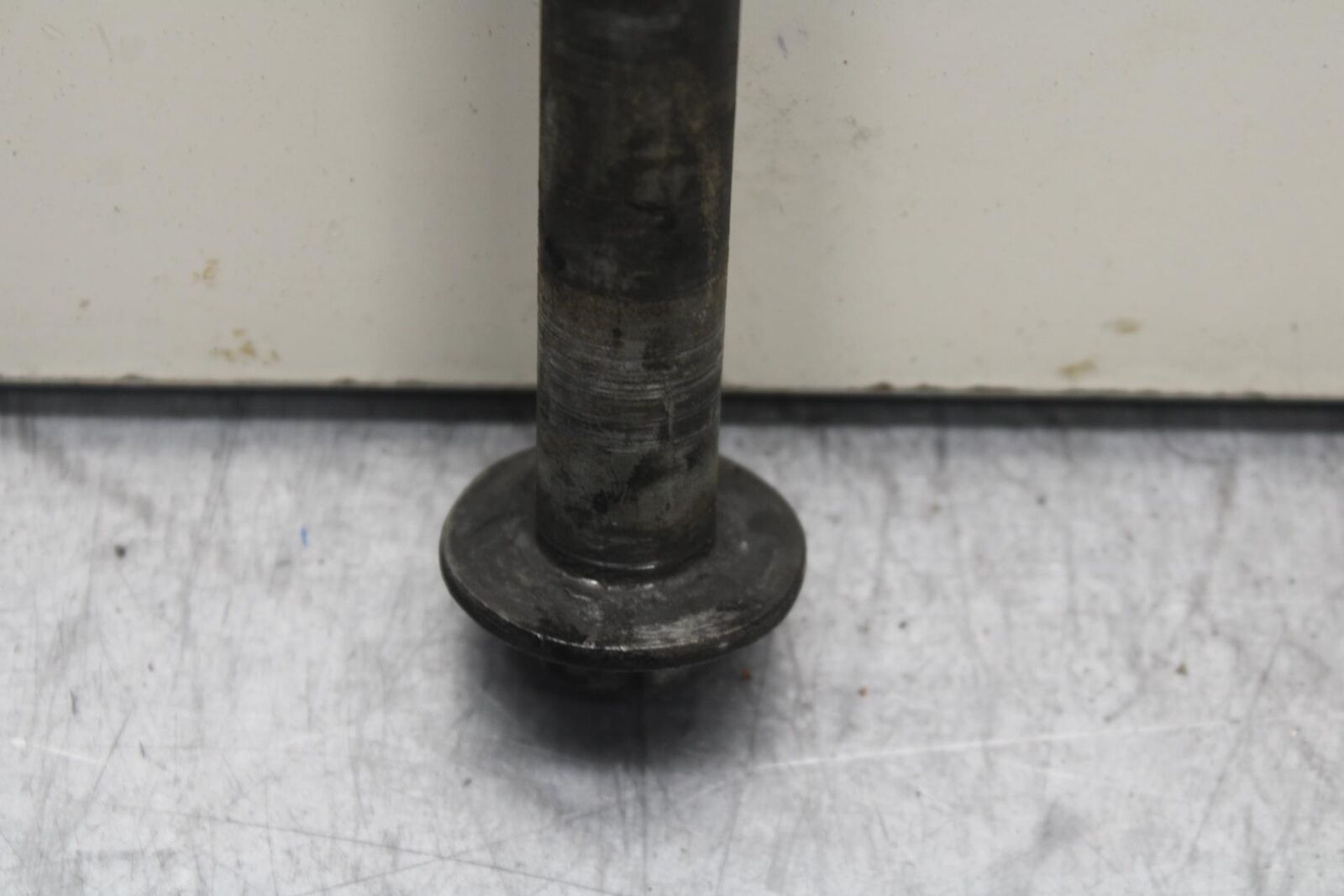 1988 Yamaha FZ600 REAR AXLE WHEEL PIVOT BOLT AXEL 2AX-25381-00-00 BB601