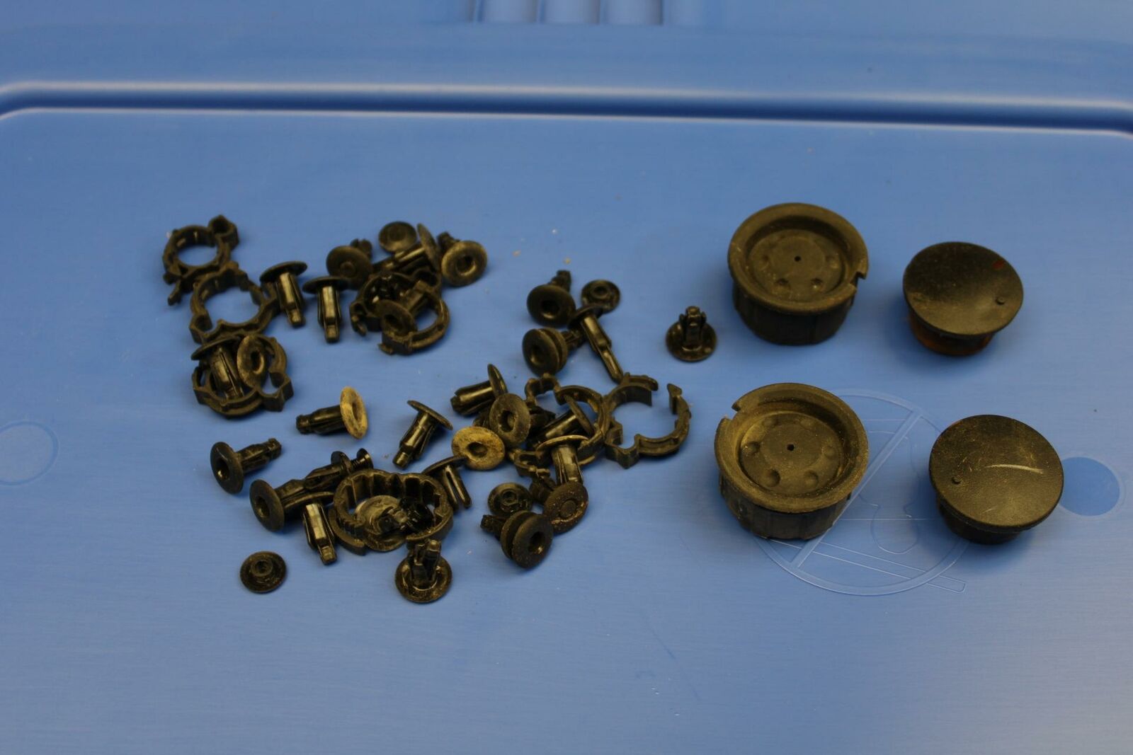 19 YAMAHA YZF R3 REAR BACK SWINGARM BOLT CAPS SCREW CAPS WIRE CLIPS  BB177