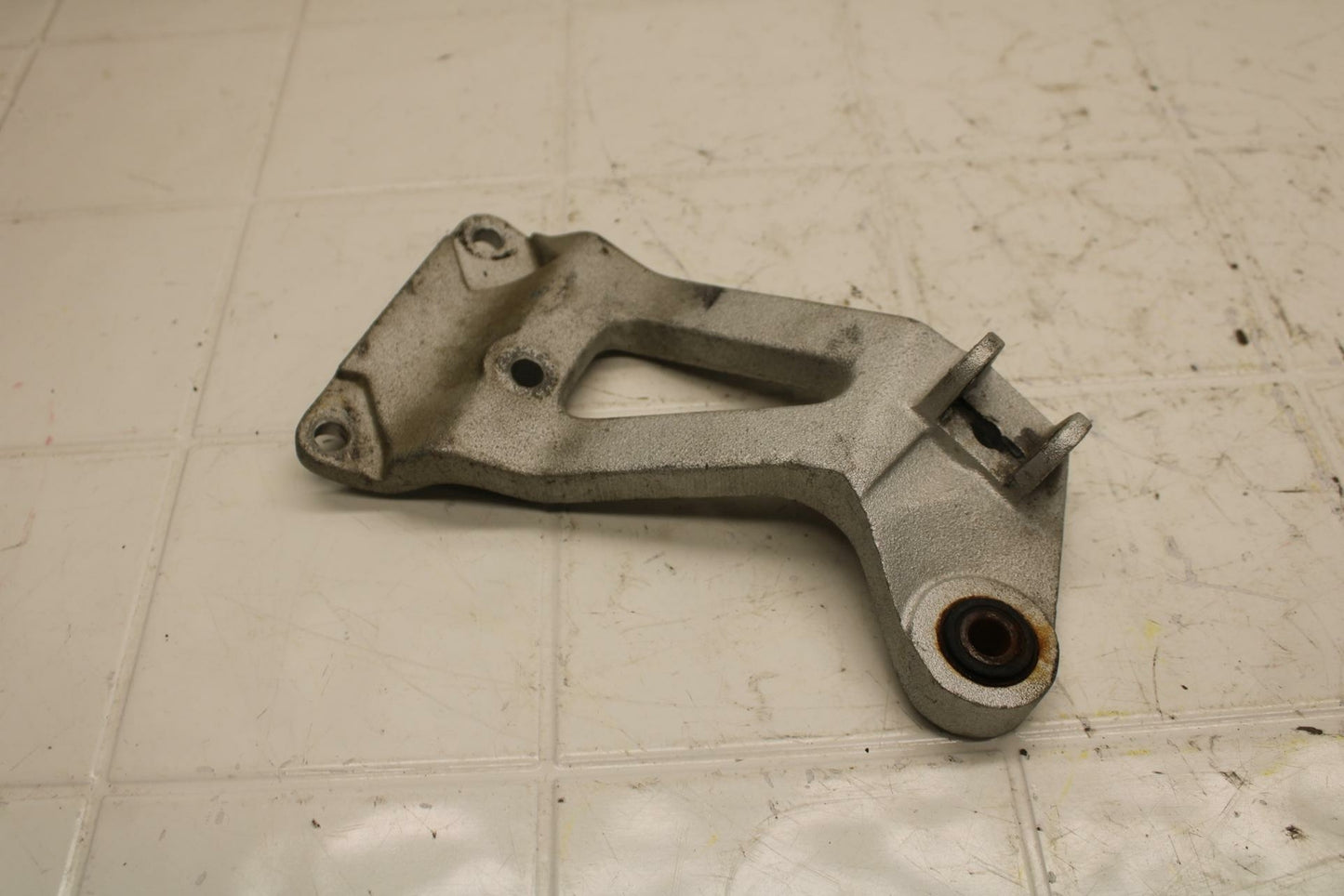 88-89 SUZUKI GSXR750 RIGHT REAR PASSANGER PEG BRACKET MOUNT BB18