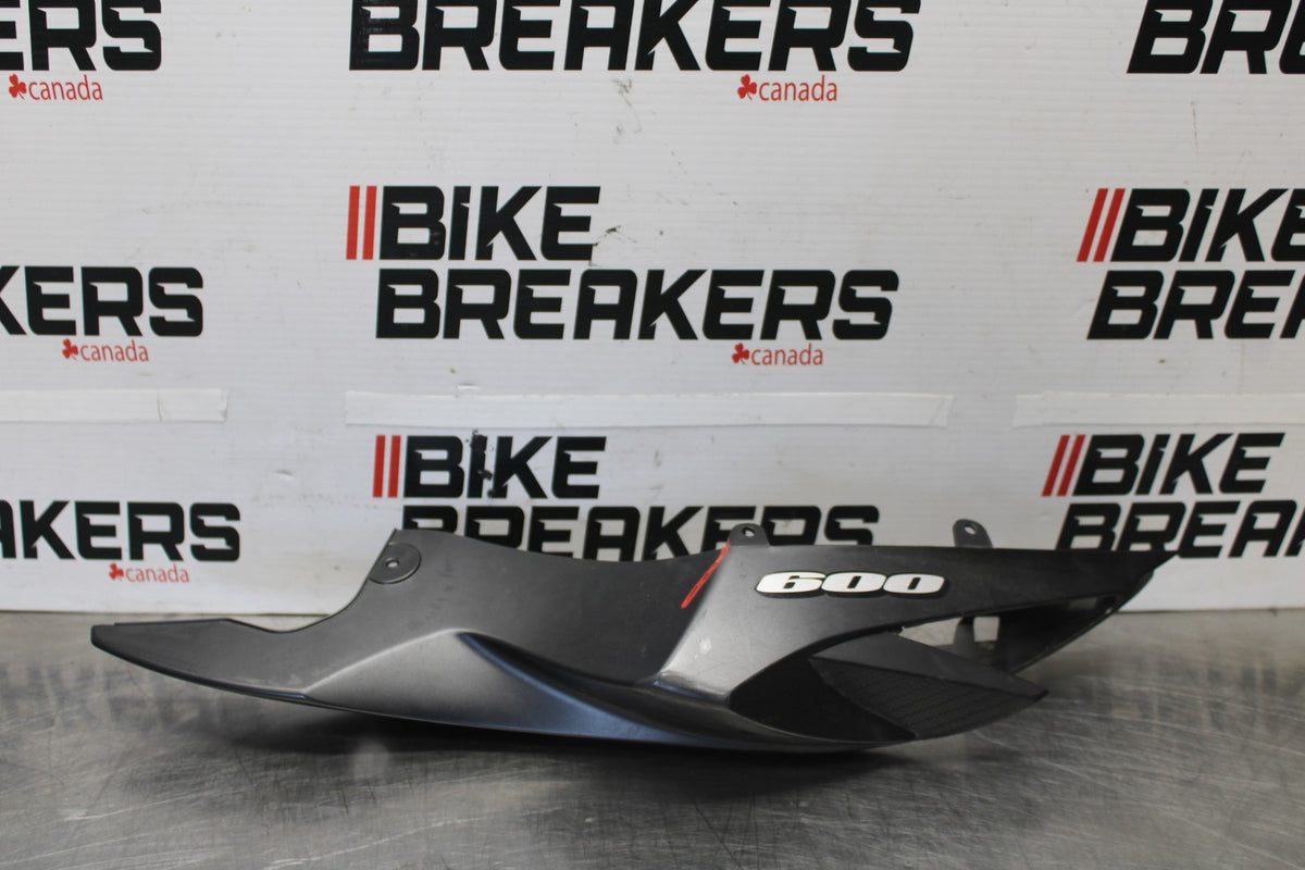 15-26 SUZUKI GSXR600 LEFT REAR BACK TAIL FAIRING COWL SHROUD BB888