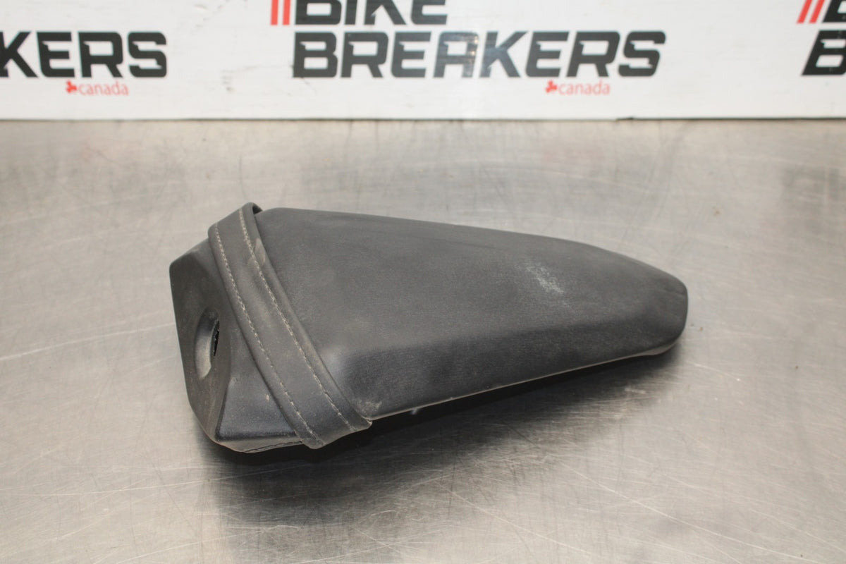 22-25 YAMAHA YZF R7 REAR BACK PASSENGER TANDEM SEAT PAD SADDLE PILLION BB769