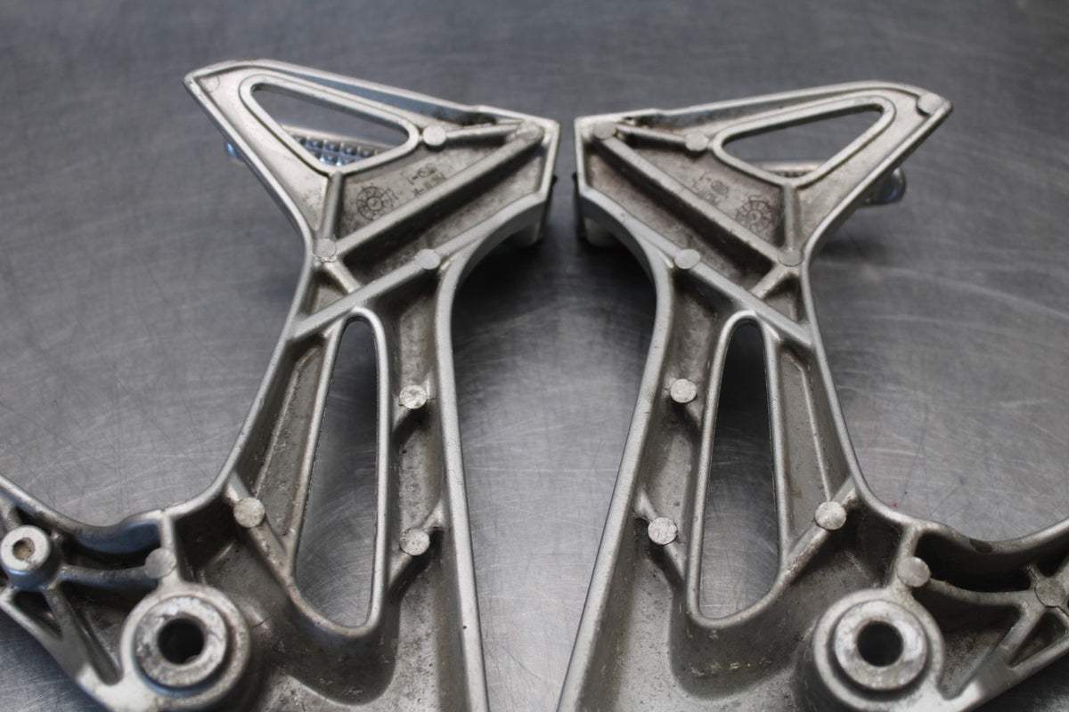 06-07 HONDA INTERCEPTOR 800 VFR800 REAR BACK PASSENGER PEG SET PAIR BB917
