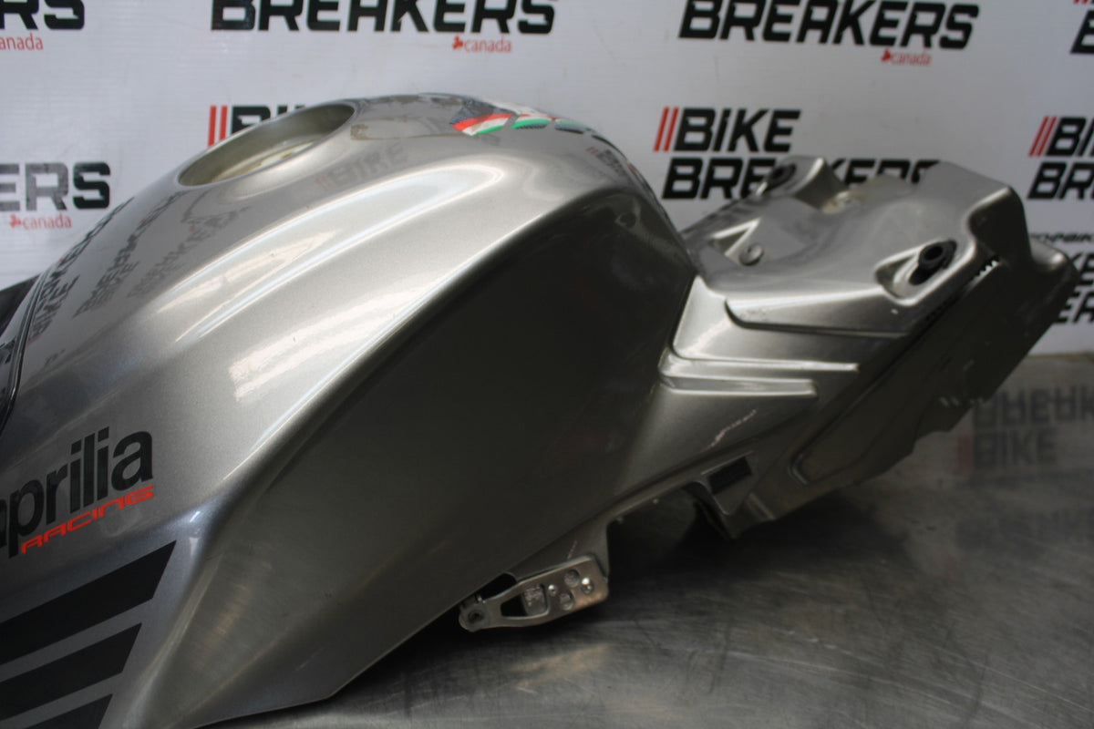 16 APRILIA TUONO V4 1100 GAS TANK FUEL CELL PETROL RESERVOIR BB905