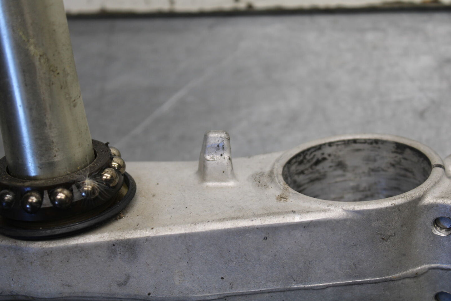 05-06 SUZUKI GSXR1000 FRONT FORKS CLAMP LOWER TRIPLE TREE STEM 51410-41G00 BB677