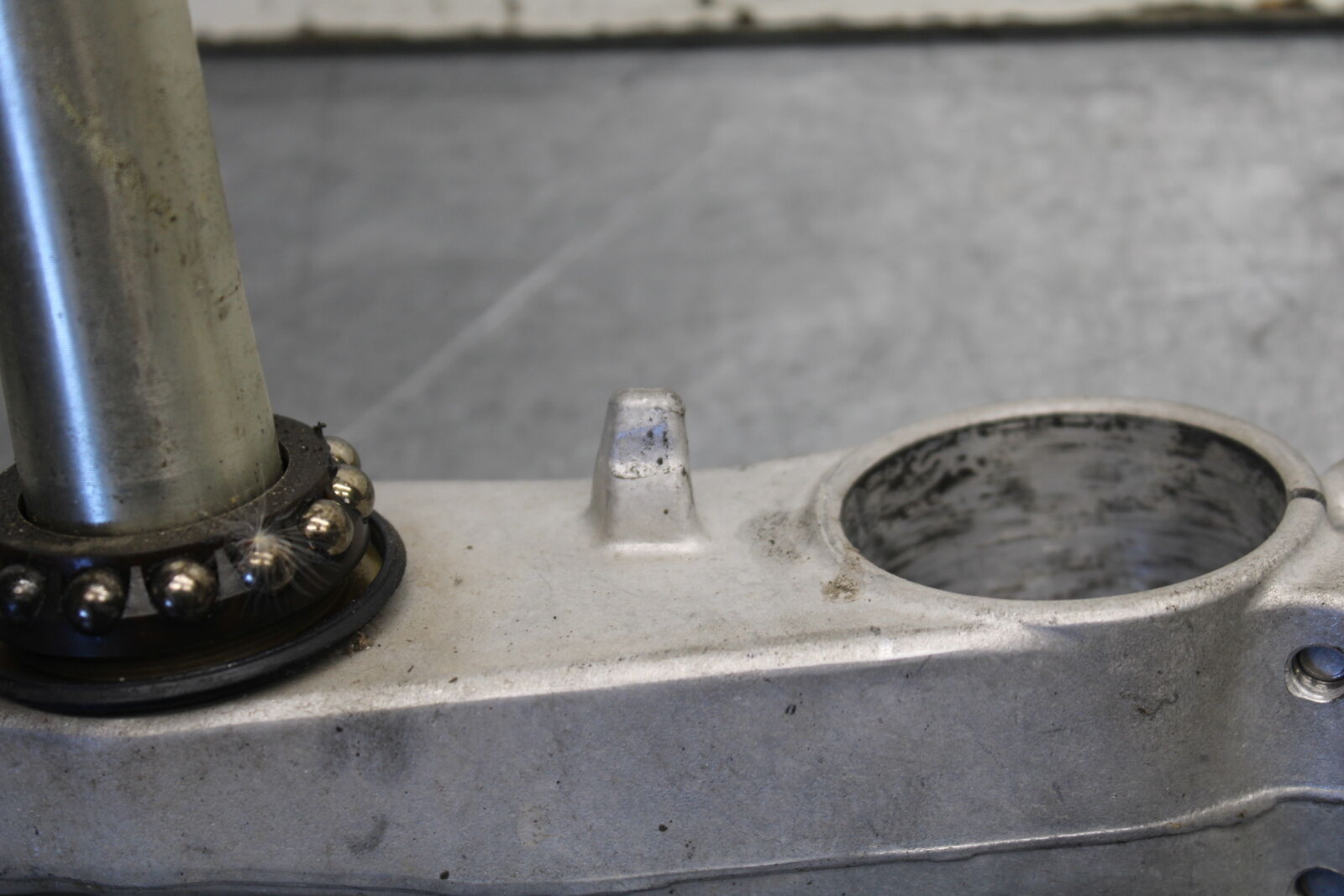 05-06 SUZUKI GSXR1000 FRONT FORKS CLAMP LOWER TRIPLE TREE STEM 51410-41G00 BB677