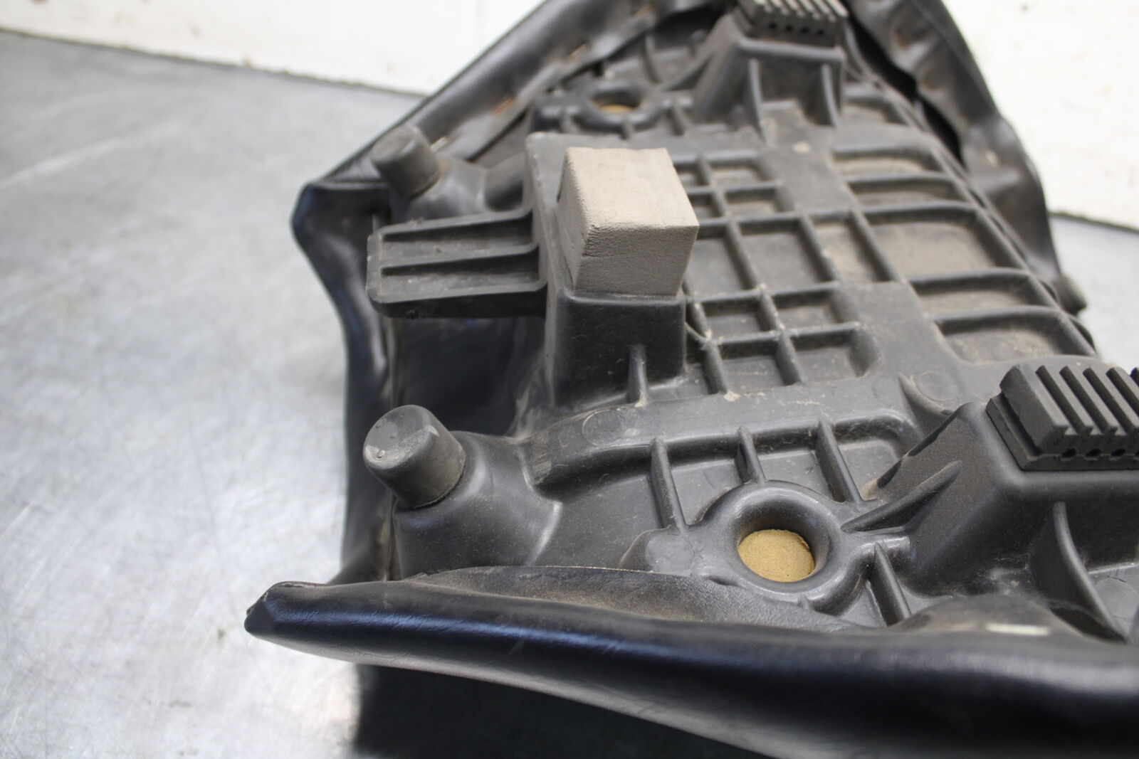 05-06 SUZUKI BOULEVARD M50 FRONT SEAT 45100-10F00-R22 45100-41F02-48H BB671