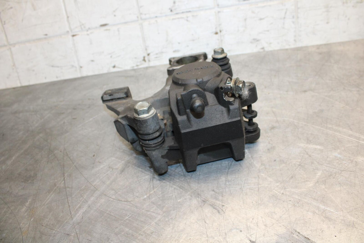2008 Suzuki GSXR1000 REAR BACK BRAKE CALIPER W MOUNT BRACKET 69150-21H00 BB519