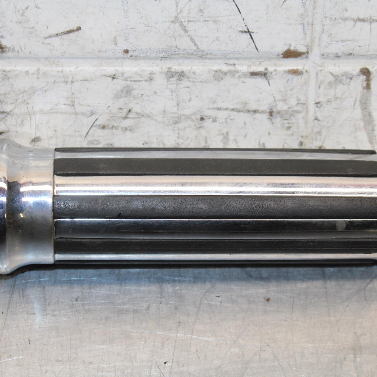 2004 Suzuki Intruder 1500 VL1500 RIGHT THROTTLE GRIP BB573