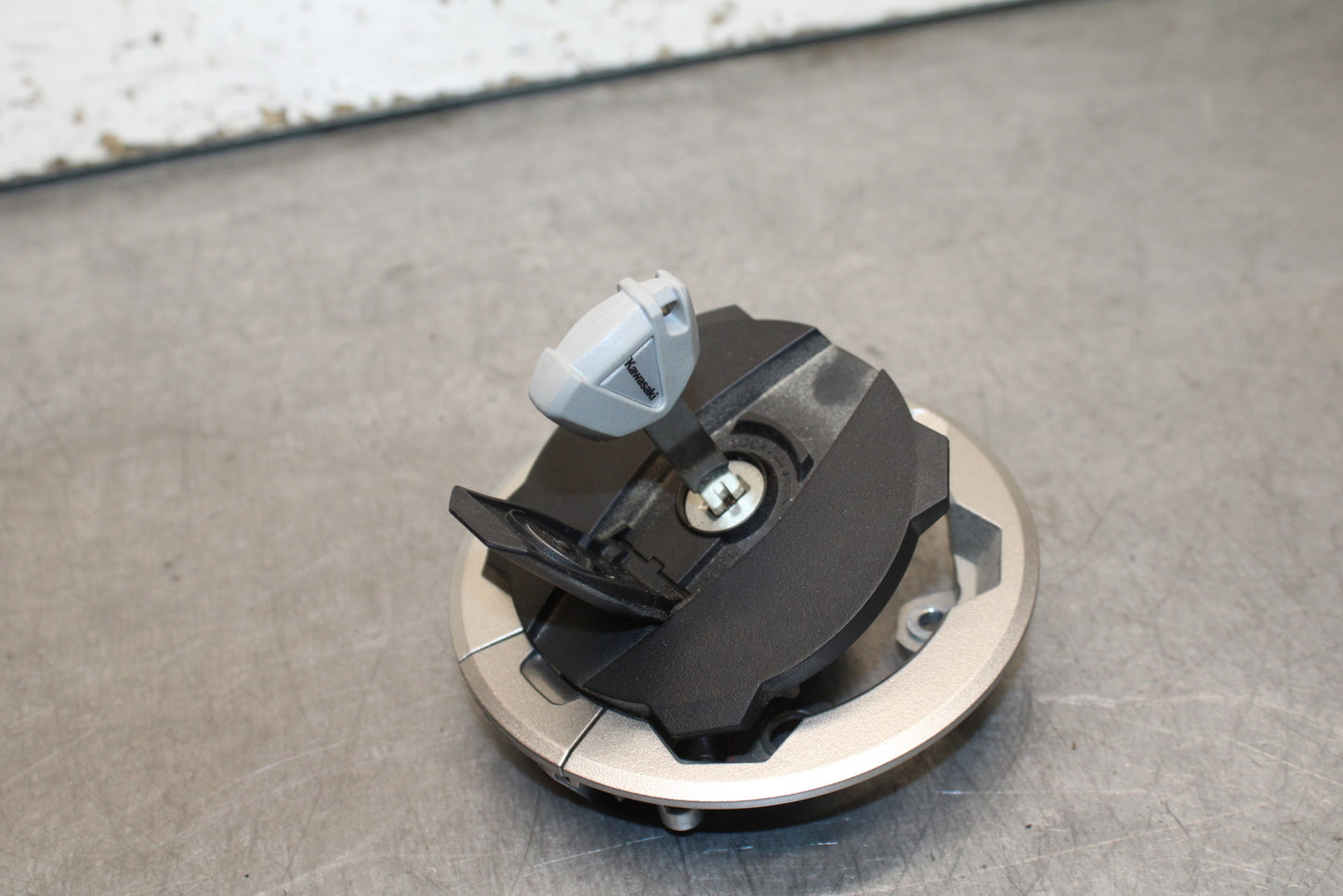 24 KAWASAKI NINJA 500 ABS FUEL TANK GAS CAP BB730