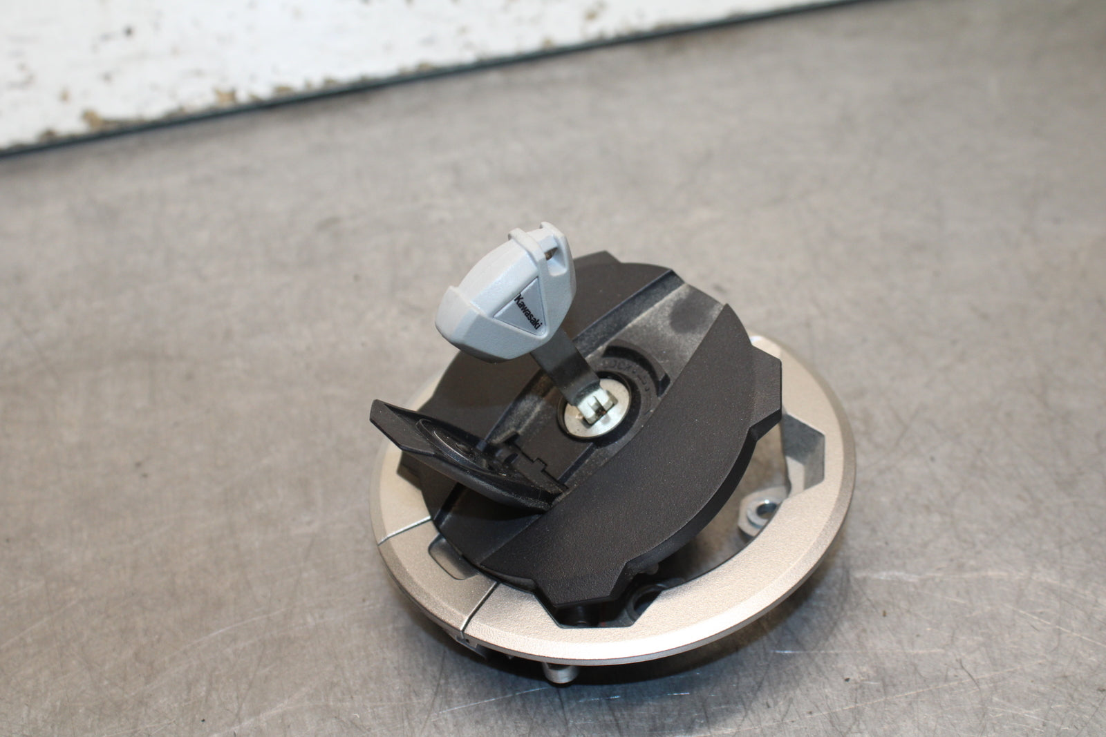 24 KAWASAKI NINJA 500 ABS FUEL TANK GAS CAP BB730