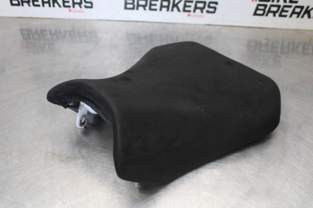 11-26 SUZUKI GSXR750 FRONT DRIVERS SEAT PAD SADDLE PILLION BB900-A