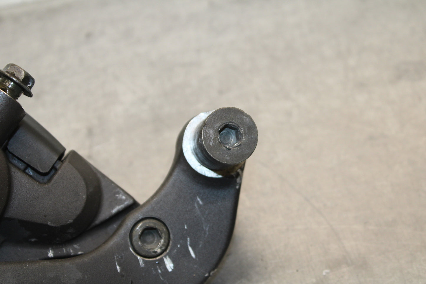 00 SUZUKI INTRUDER 1500 VL1500 REAR BACK BRAKE CALIPER W MOUNT BRACKET BB761