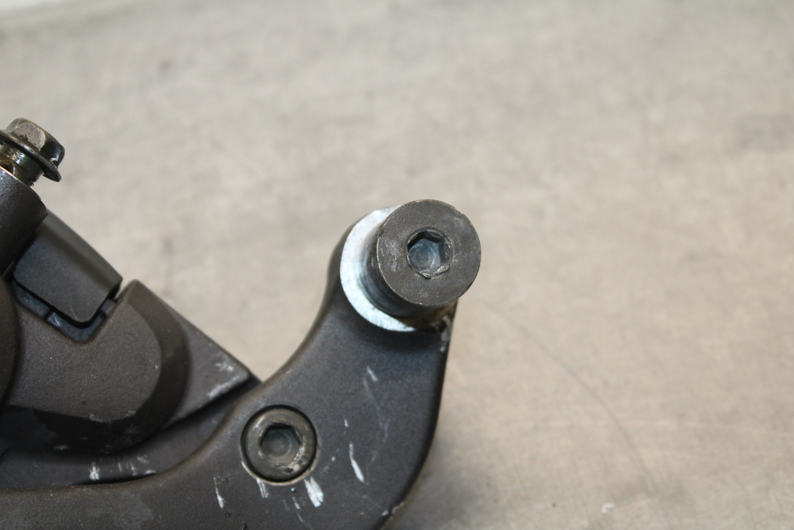 00 SUZUKI INTRUDER 1500 VL1500 REAR BACK BRAKE CALIPER W MOUNT BRACKET BB761