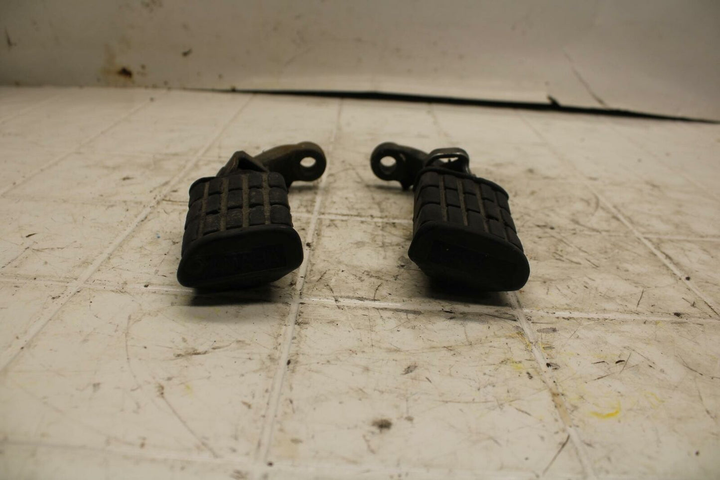 79-81 YAMAHA XS1100S FRONT FOOT RESTS PEGS STEPS SET PAIR BB401