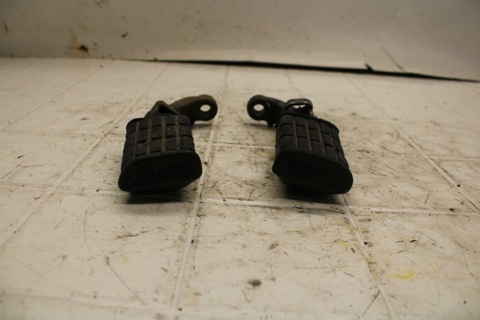 79-81 YAMAHA XS1100S FRONT FOOT RESTS PEGS STEPS SET PAIR BB401
