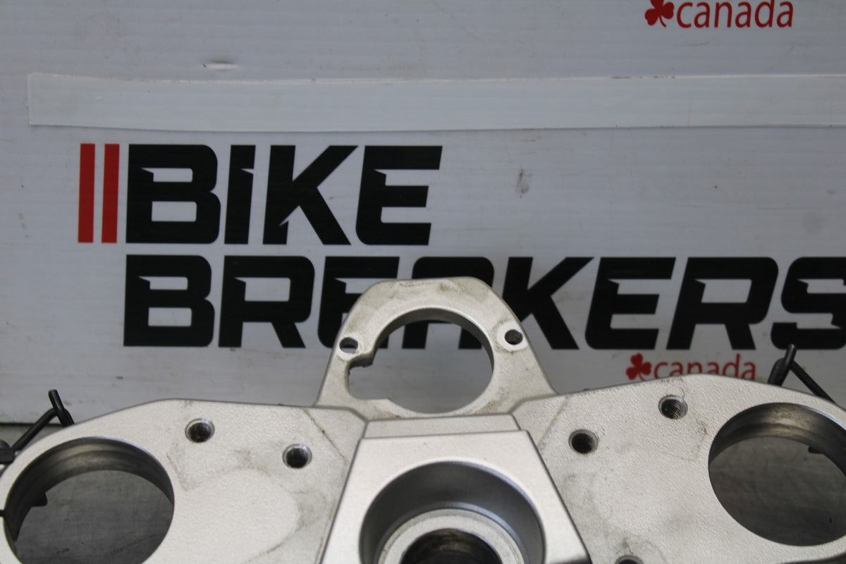 09 KAWASAKI CONCOURS 14 ZG1400B FORKS UPPER TRIPLE TREE CLAMP BB875
