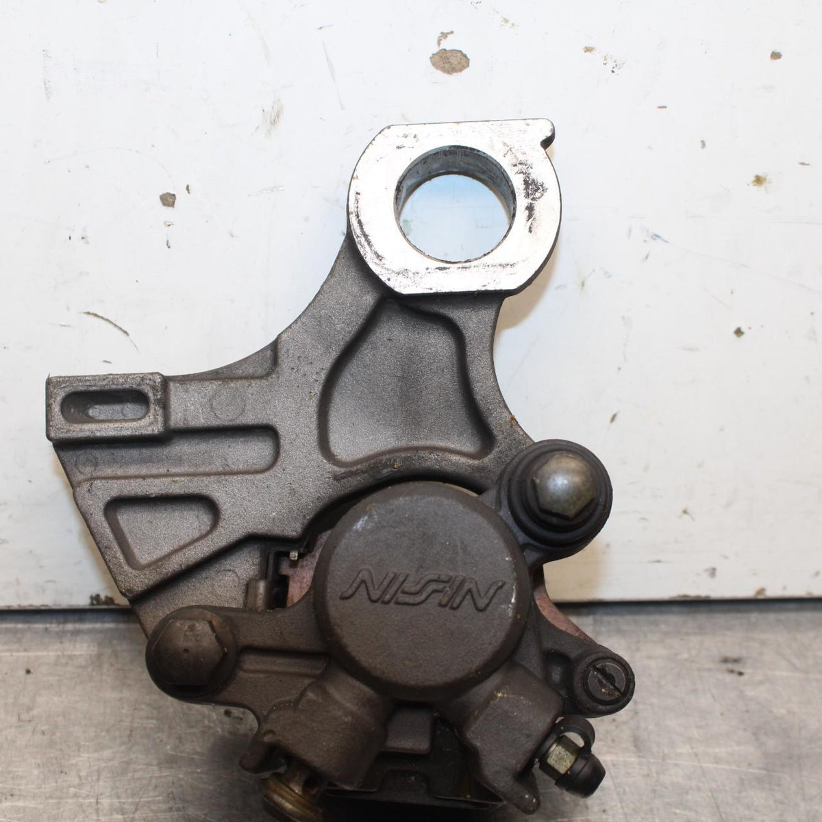 05 YAMAHA YZF R6S REAR BACK BRAKE CALIPER W MOUNT BRACKET BB95