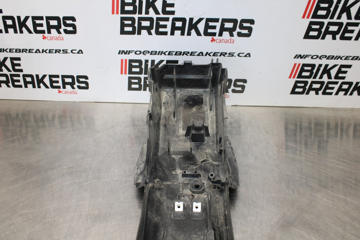 22-25 YAMAHA YZF R7 REAR BACK TAIL UNDERTAIL BATTERY TRAY PLASTIC BB182