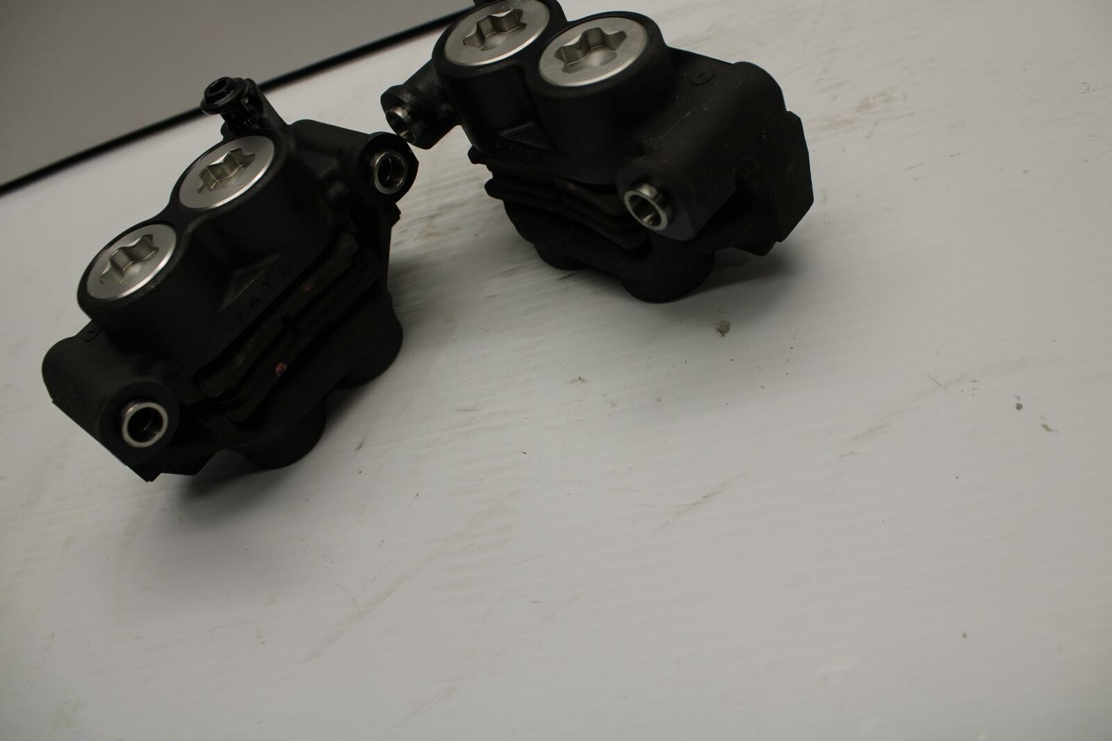 08-16 YAMAHA YZF R6 RIGHT LEFT FRONT BRAKE CALIPER SET PAIR CALIPERS BB247