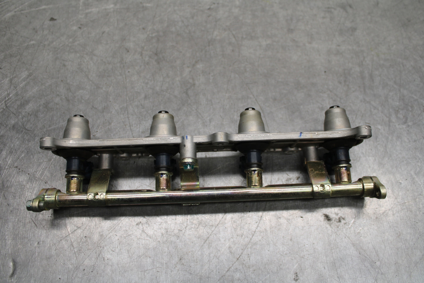 03-04 HONDA CBR600RR SECONDARY FUEL INJECTORS TOP AIRBOX GAS RAIL BB122