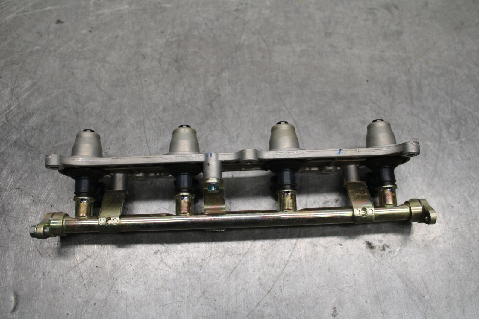03-04 HONDA CBR600RR SECONDARY FUEL INJECTORS TOP AIRBOX GAS RAIL BB122