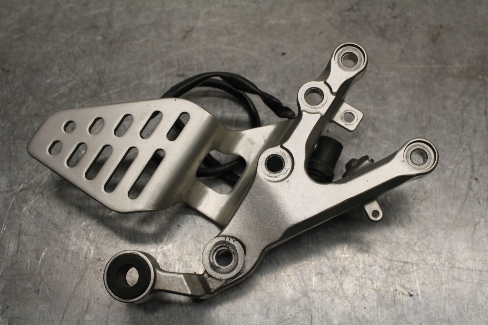 06 YAMAHA YZF R6 RIGHT LEFT REARSETS REAR SET DRIVER FOOT PEGS  BB716