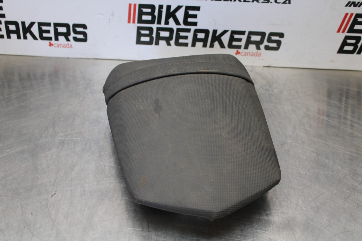 04-06 YAMAHA YZF R1 REAR BACK PASSENGER TANDEM SEAT PAD SADDLE PILLION BB160